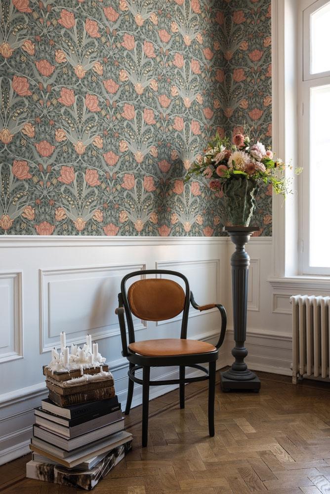 Filippa, grön tapet från Midbec med blommigt mönster i grön. Från kollektionen Apelviken. Nonwoven-material med rak passning.