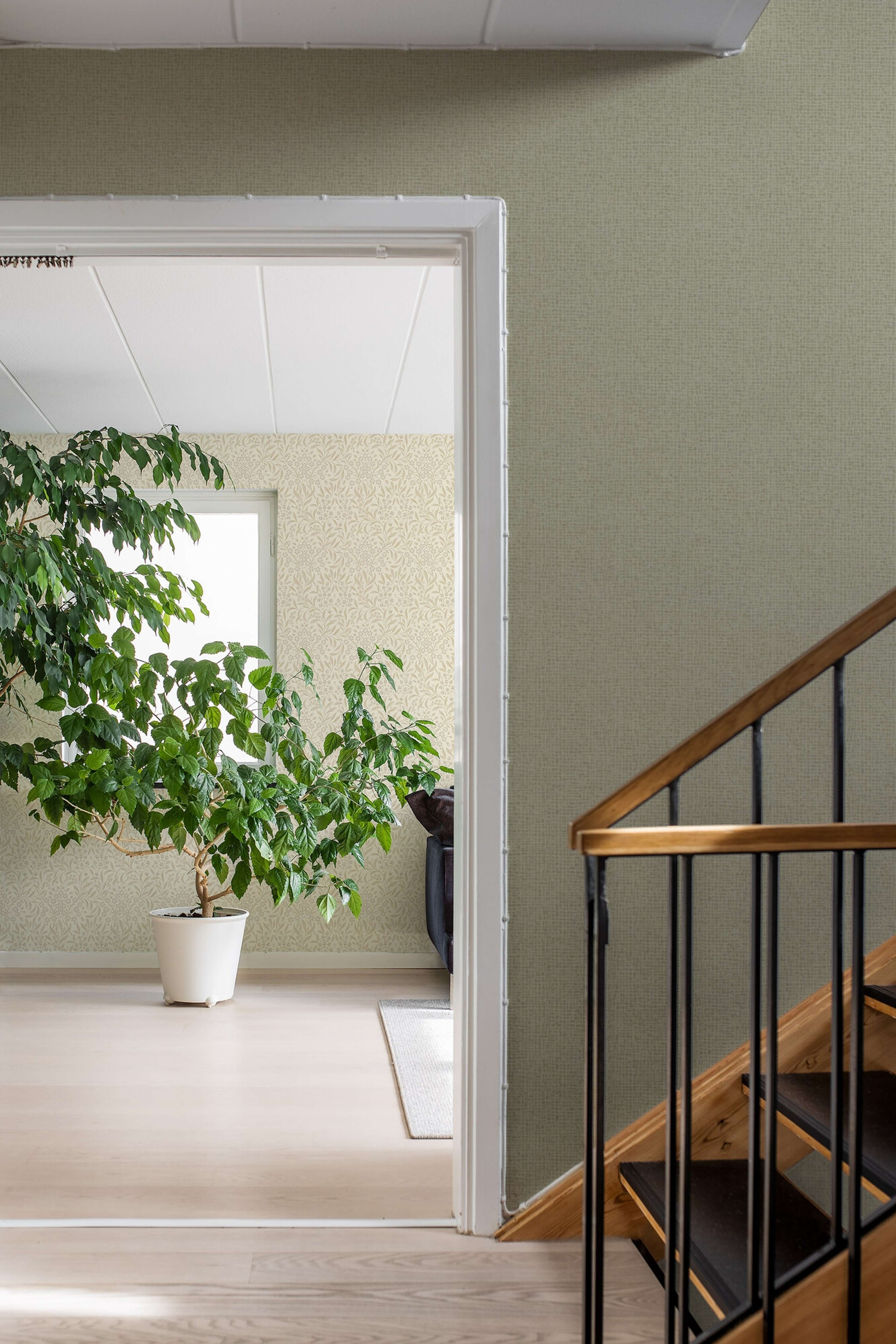 Vivalla tapet enfärgad i grön. Från kollektionen Alla Tiders Hus. Nonwoven-material. Passar i vardagsrum, matsal och kök.