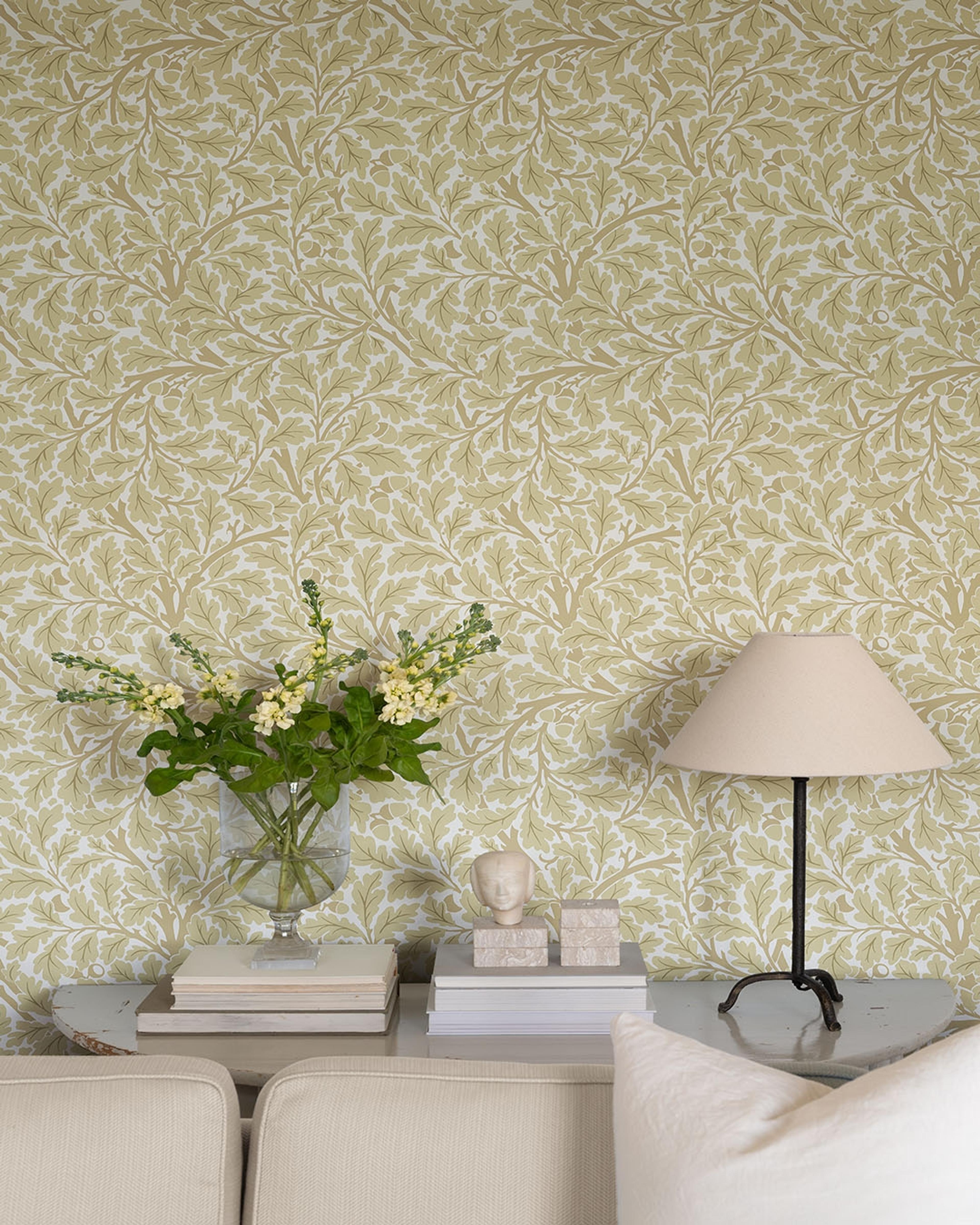 Oak Tree, gul tapet tapet från Midbec med botaniskt, blommigt mönster i vit och gul. Från kollektionen Hidden Treasures vol 1. Nonwoven-material med rak passning.