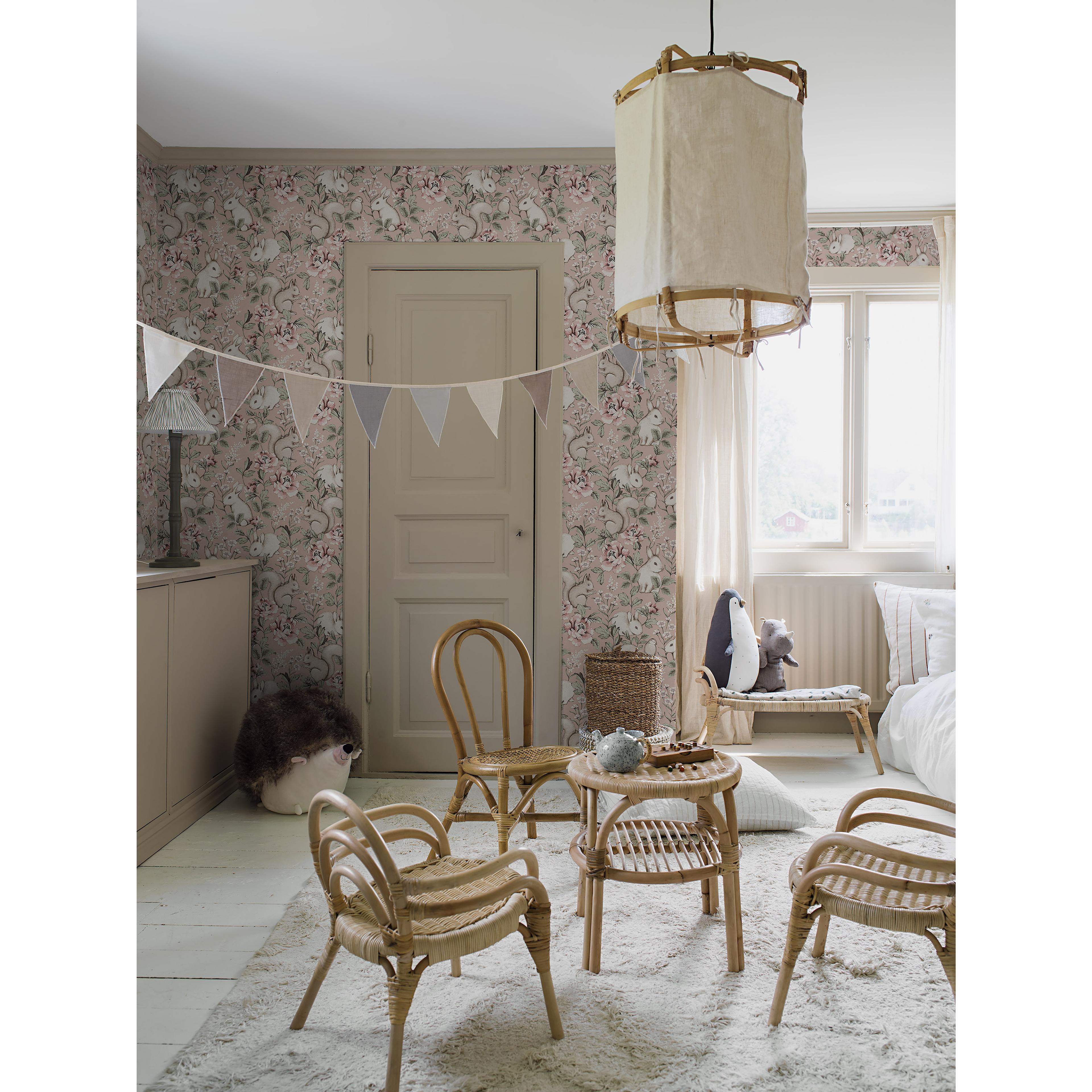 Magic Forest rosa, tapet tapet från Boråstapeter med djur, blommigt, barnrum mönster i rosa. Från kollektionen Newbie II Wallpaper. Nonwoven-material med rak passning. Country-stil. Passar i barnrum.