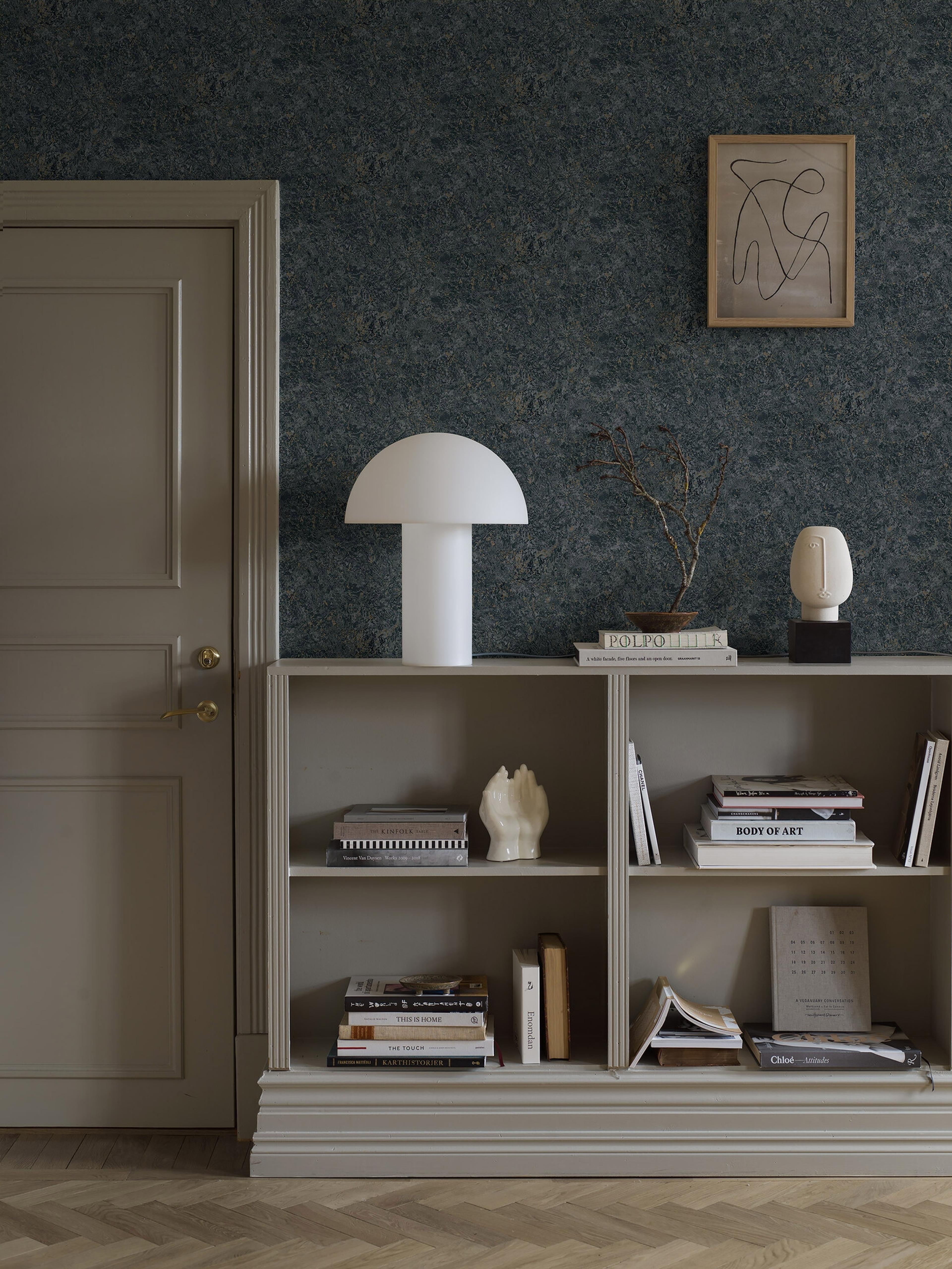 Travertine tapet med geometriskt mönster i grön. Från kollektionen Treasured. Nonwoven-material med förskjuten passning. Passar i kök, hall och arbetsrum.