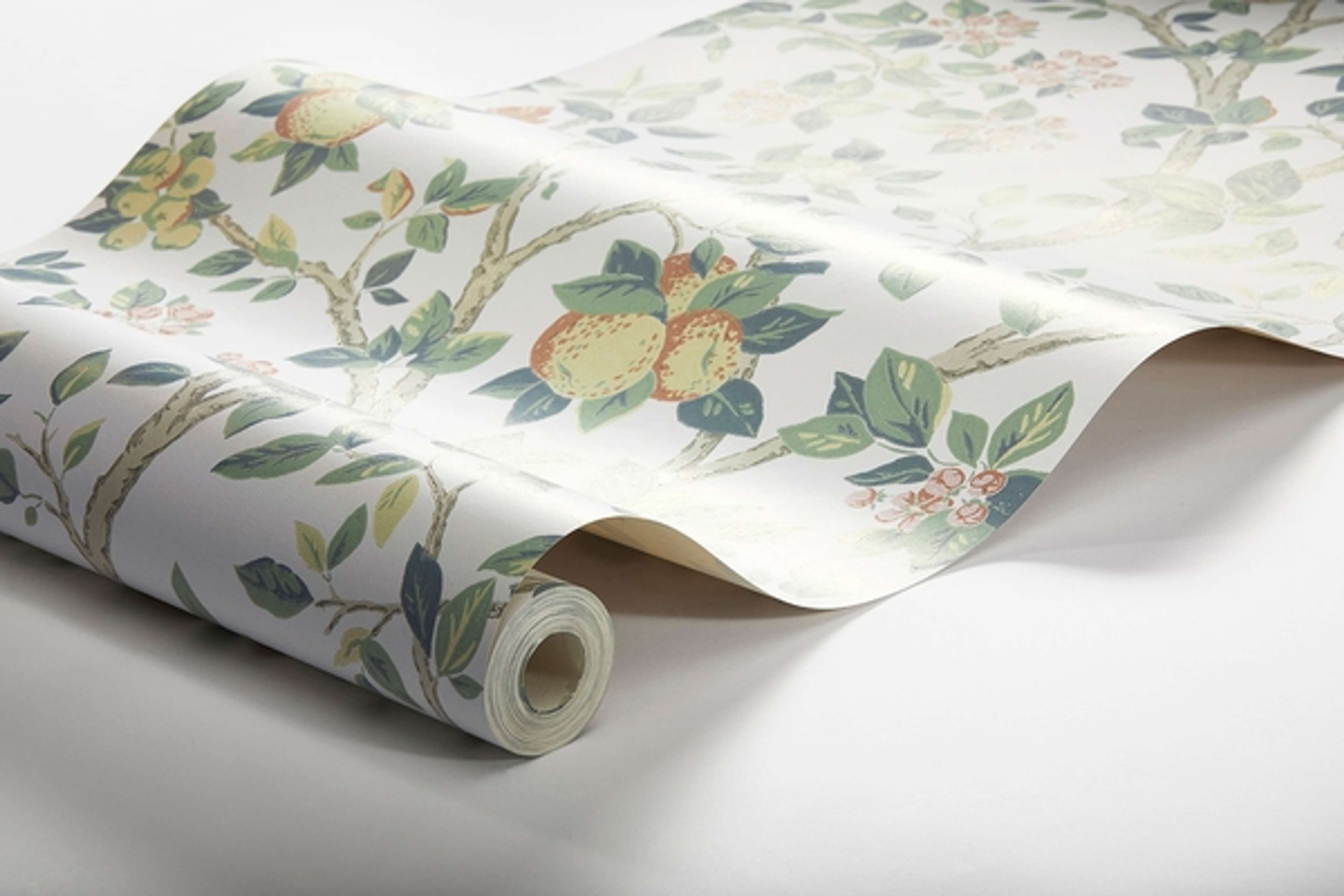 Ingrid Marie, vit botten tapet från Boråstapeter med botaniskt mönster i vit. Från kollektionen Falsterbo III. Nonwoven-material med förskjuten passning.