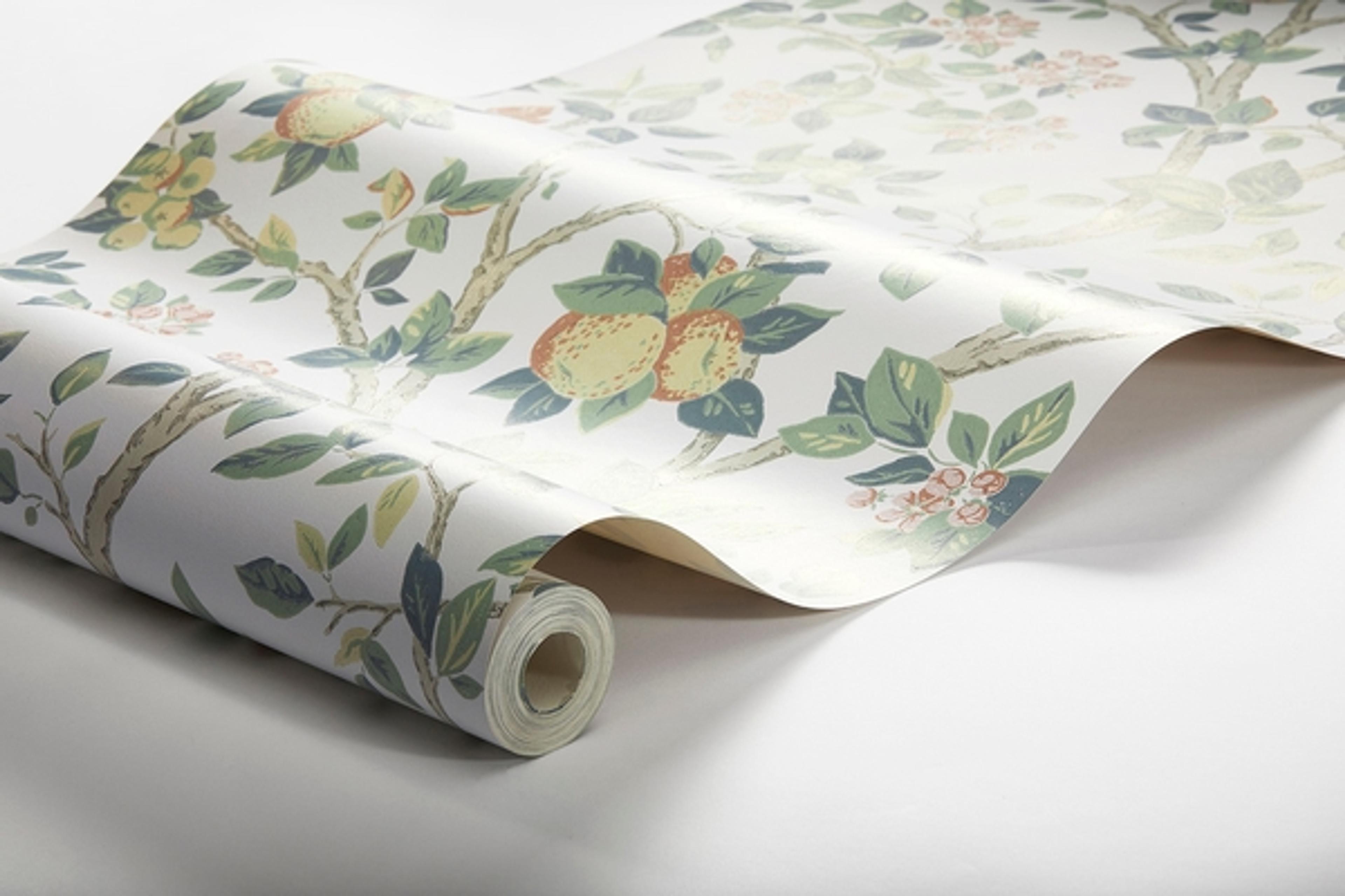 Ingrid Marie, vit botten tapet från Boråstapeter med botaniskt mönster i vit. Från kollektionen Falsterbo III. Nonwoven-material med förskjuten passning.