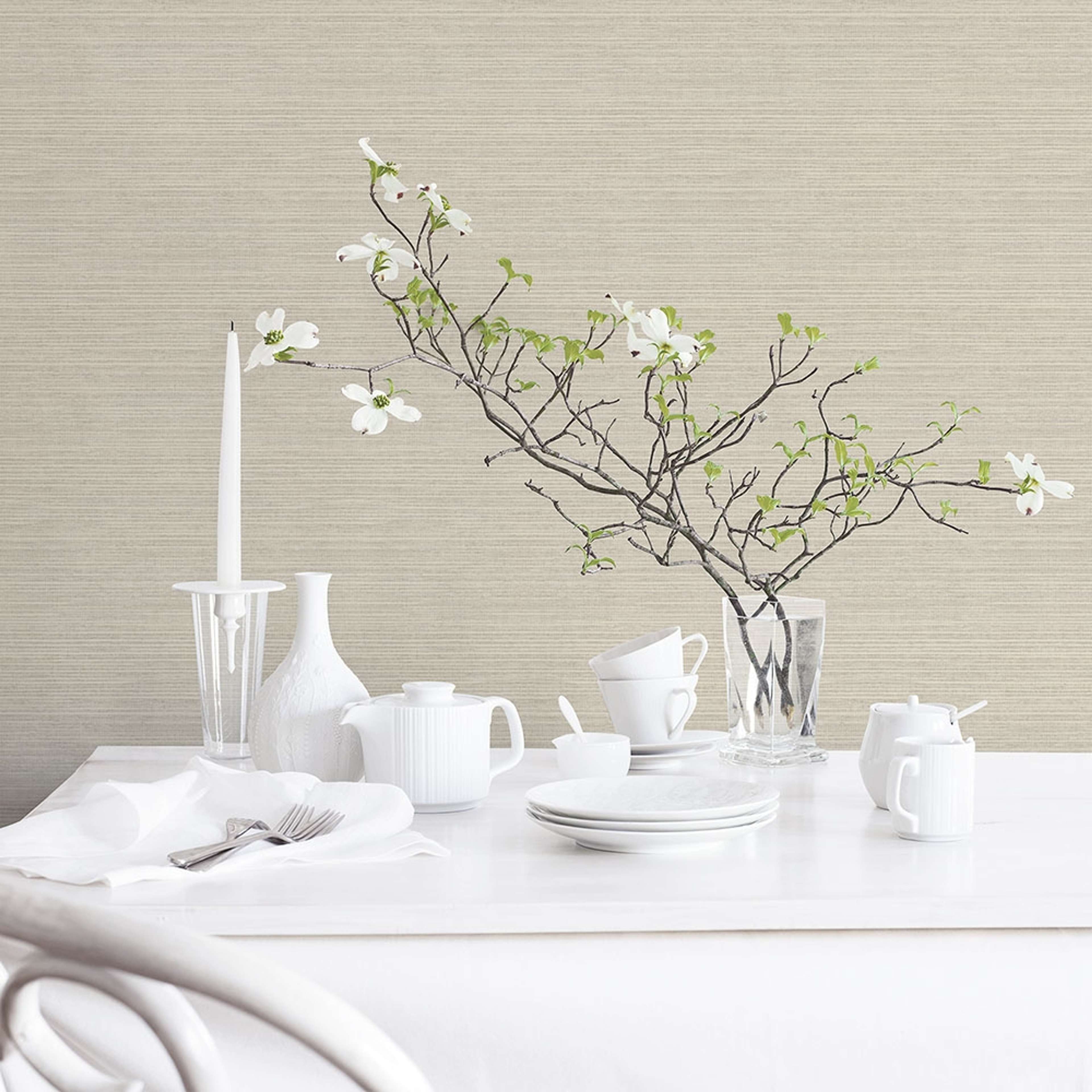 Grasscloth tapet enfärgad i beige. Från kollektionen Just Kitchens. Nonwoven-material med rak passning.