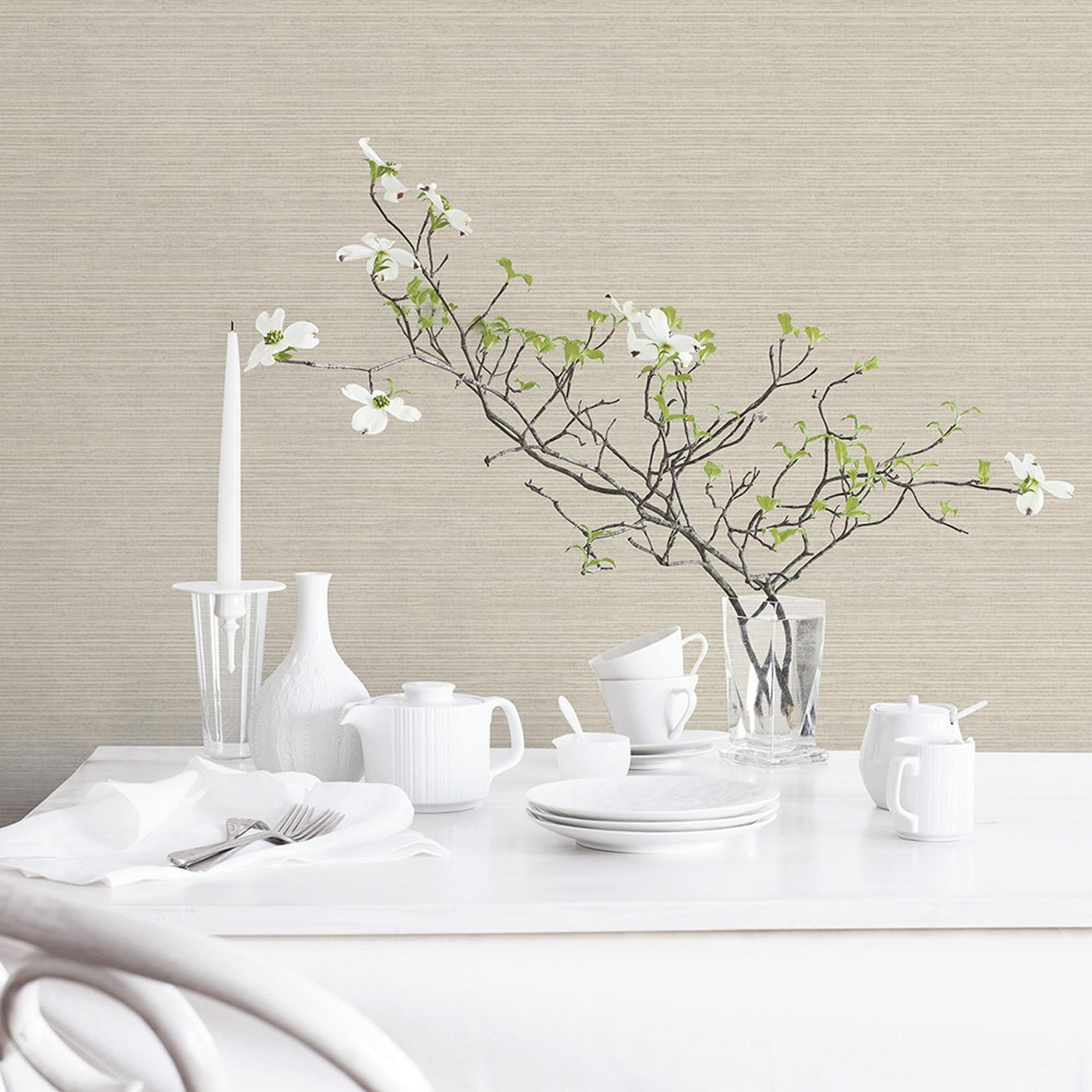 Grasscloth tapet enfärgad i beige. Från kollektionen Just Kitchens. Nonwoven-material med rak passning.
