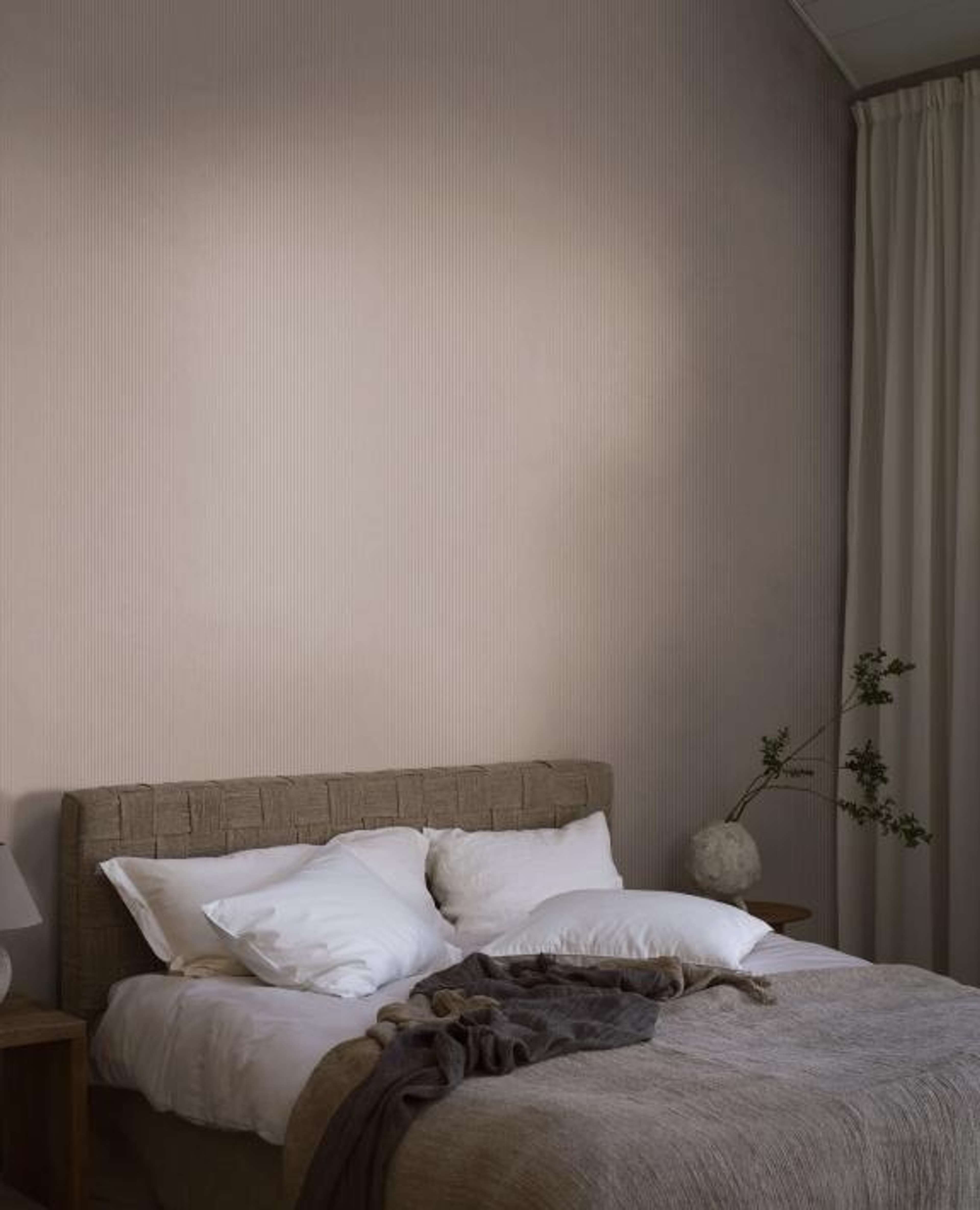 Polka Stripe tapet med randigt mönster i rosa. Från kollektionen Linen. Nonwoven-material.