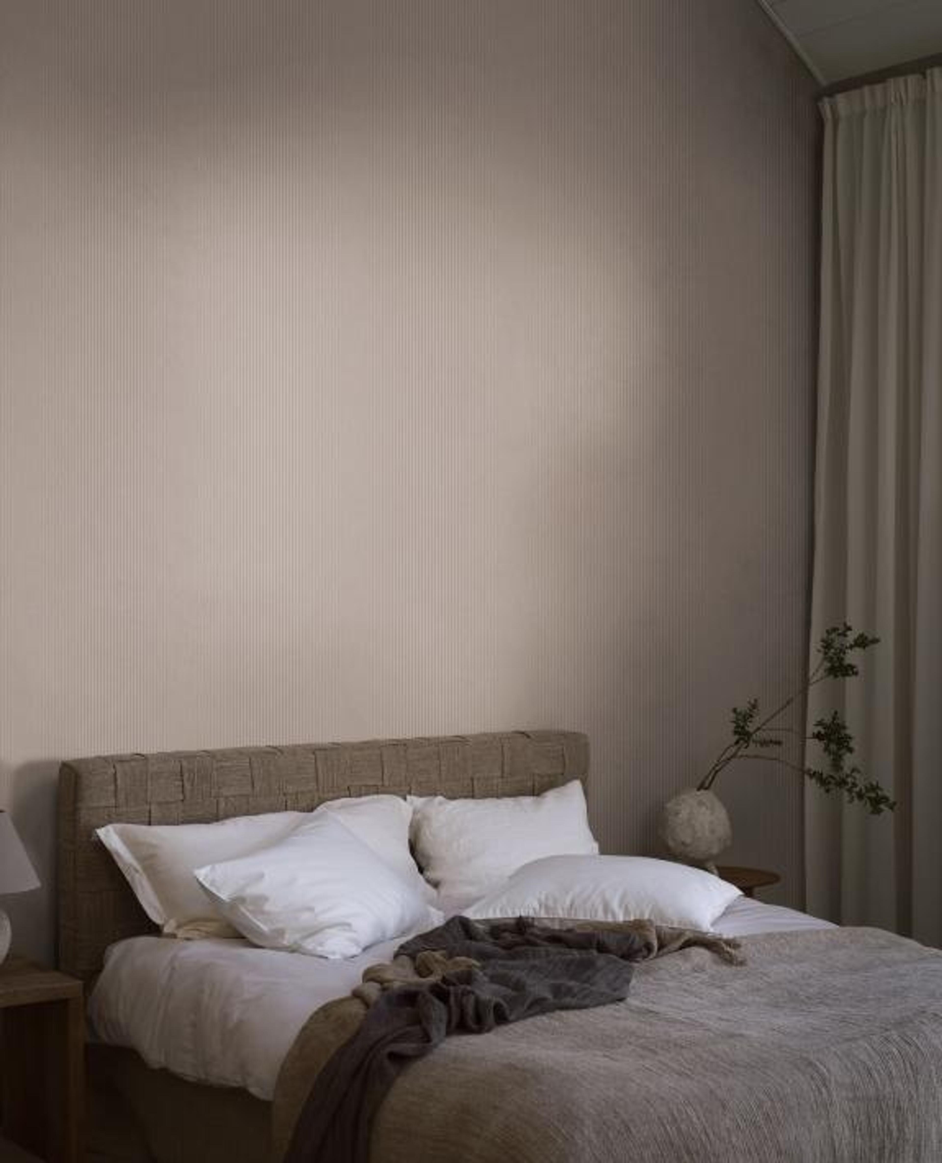 Polka Stripe tapet med randigt mönster i rosa. Från kollektionen Linen. Nonwoven-material.