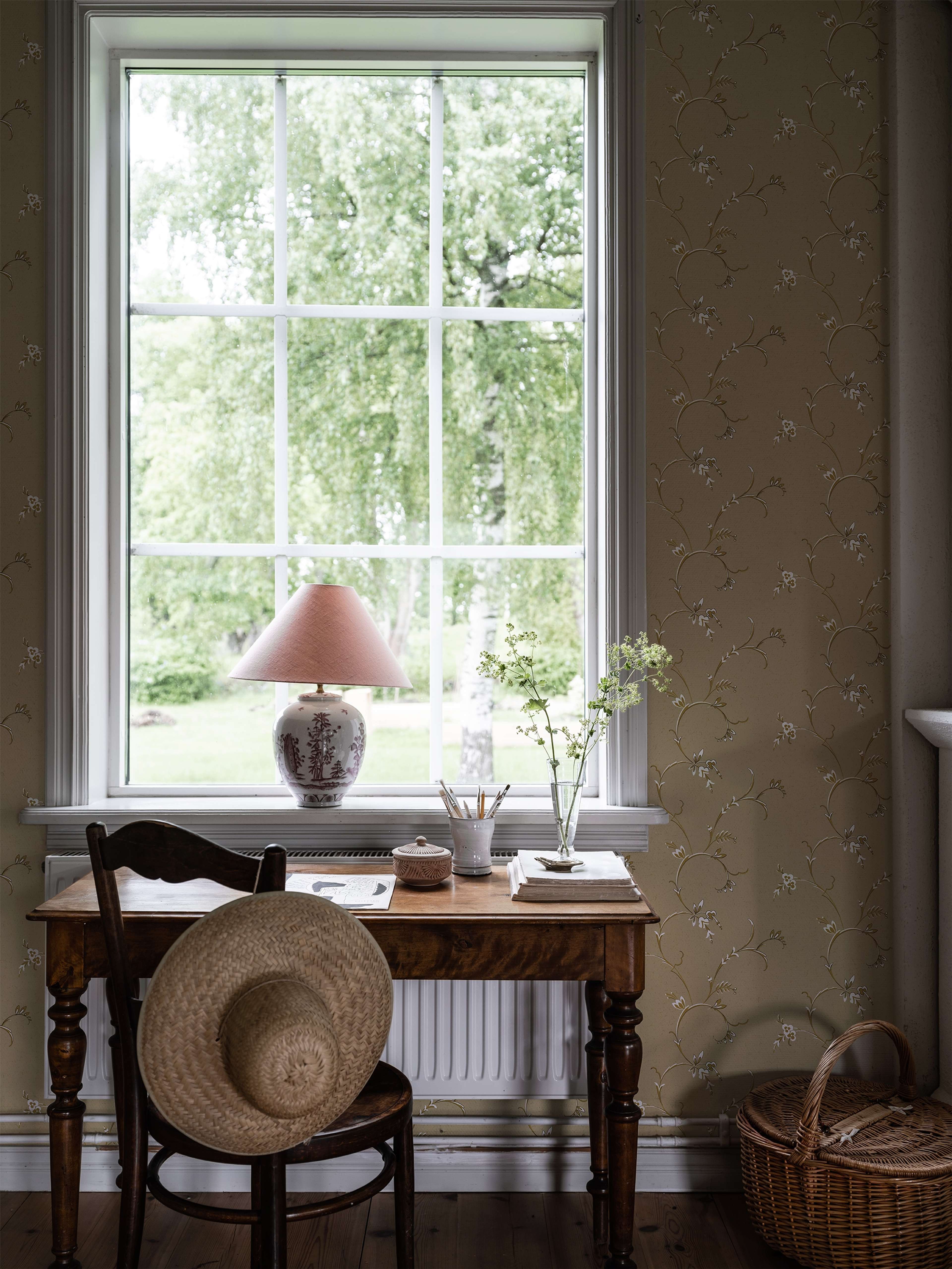 Ekbacken Beige tapet med blommigt mönster i beige. Från kollektionen Gammalsvenska klassiker 1850–1950. Nonwoven-material med rak passning.