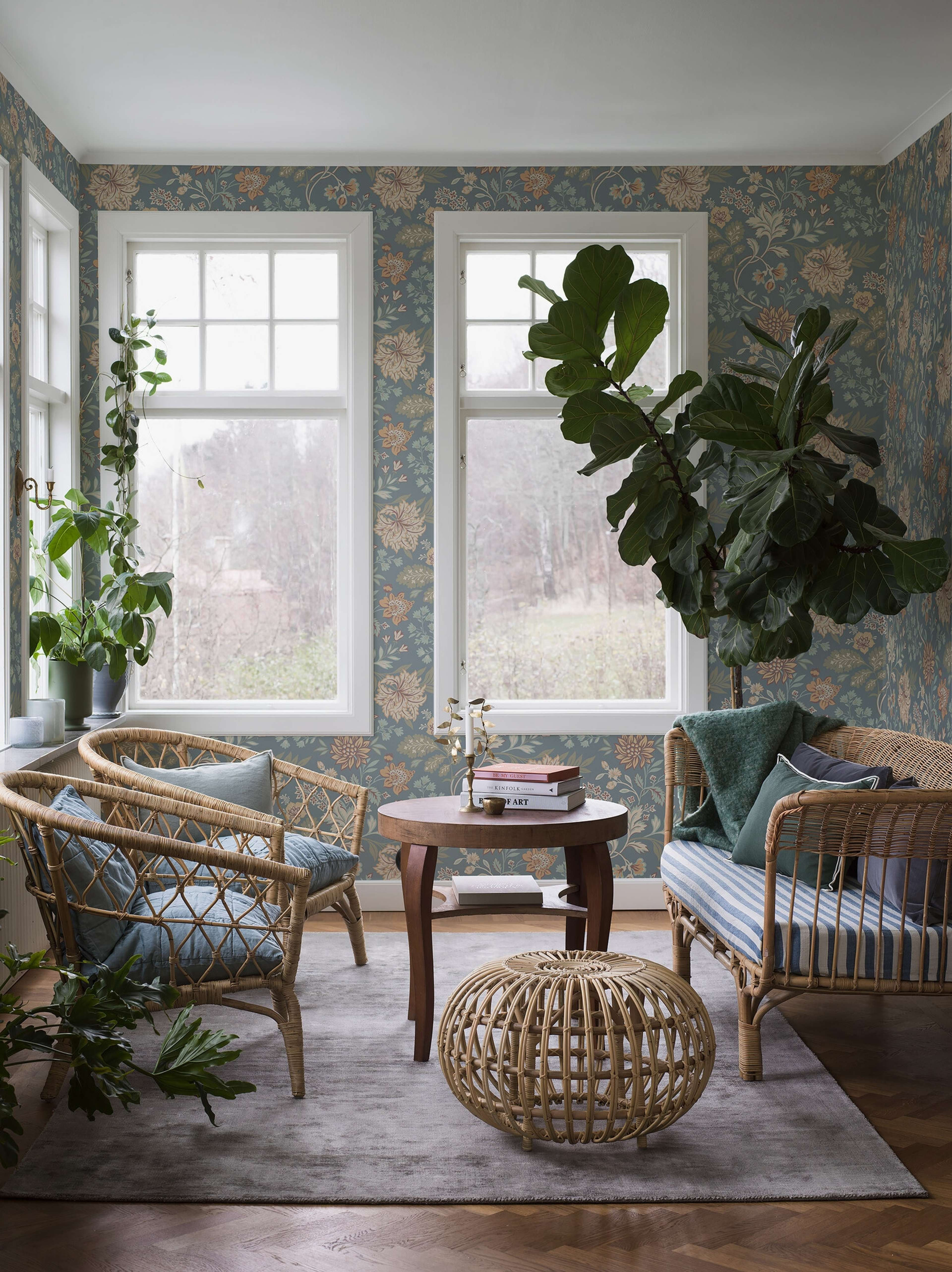 Alicia, dimblå tapet med blommigt mönster i blå. Från kollektionen Vårt Arkiv. Nonwoven-material med förskjuten passning. Country-stil.