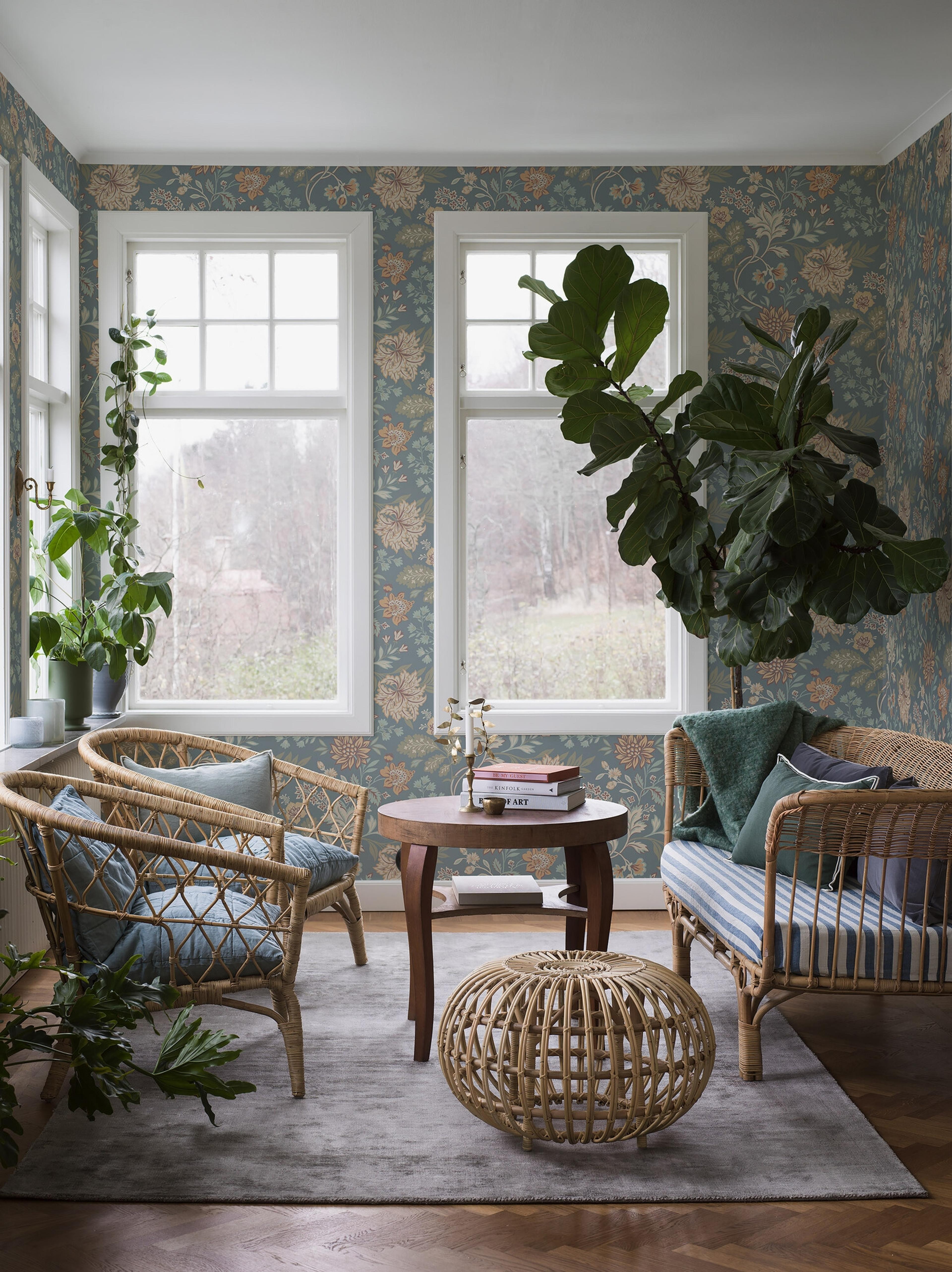 Alicia, dimblå tapet med blommigt mönster i blå. Från kollektionen Vårt Arkiv. Nonwoven-material med förskjuten passning. Country-stil.