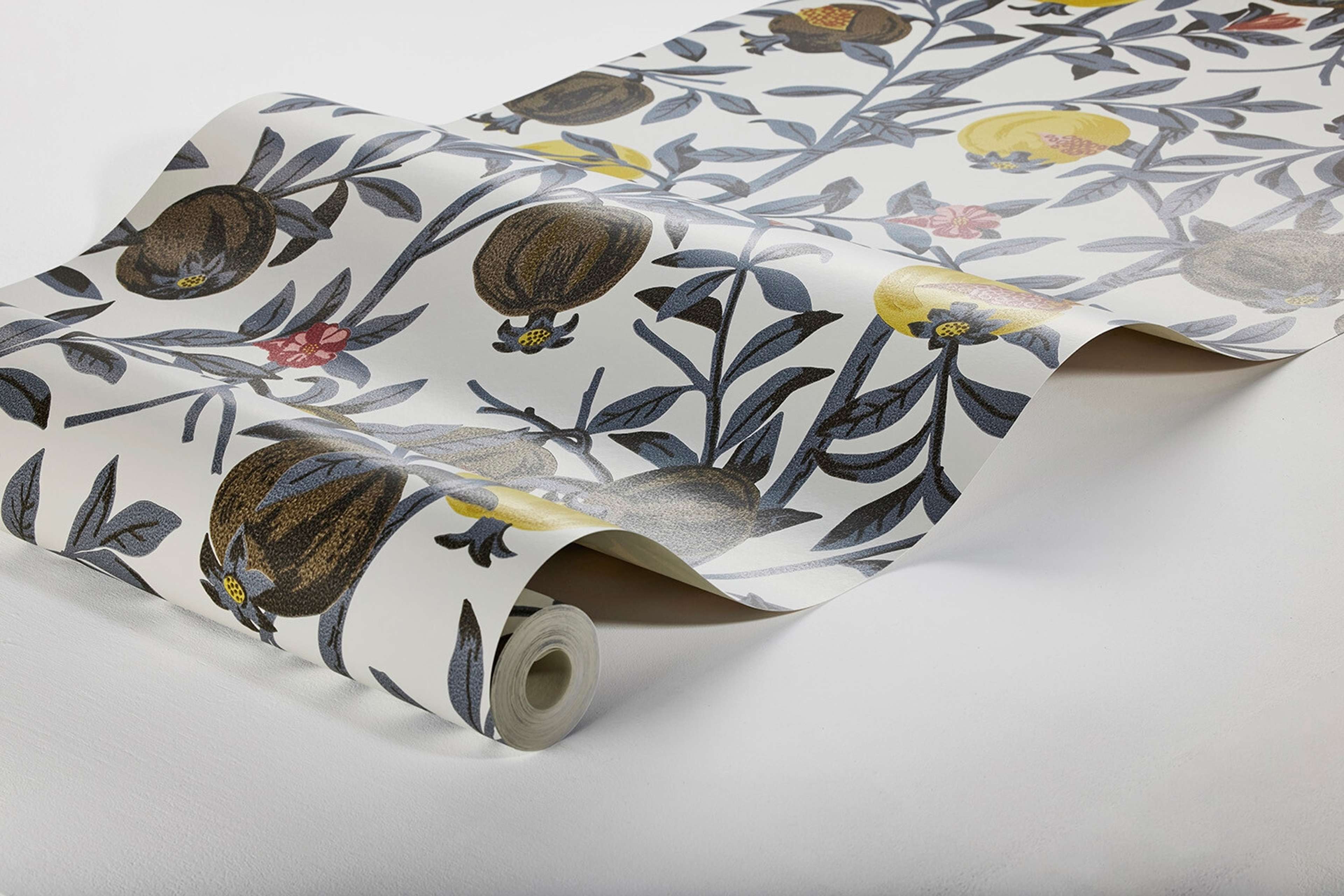 Gocken Jobs Granatäpple tapet med botaniskt, blommigt, retro mönster i grå. Från kollektionen Scandinavian Designers III. Nonwoven-material med rak passning.