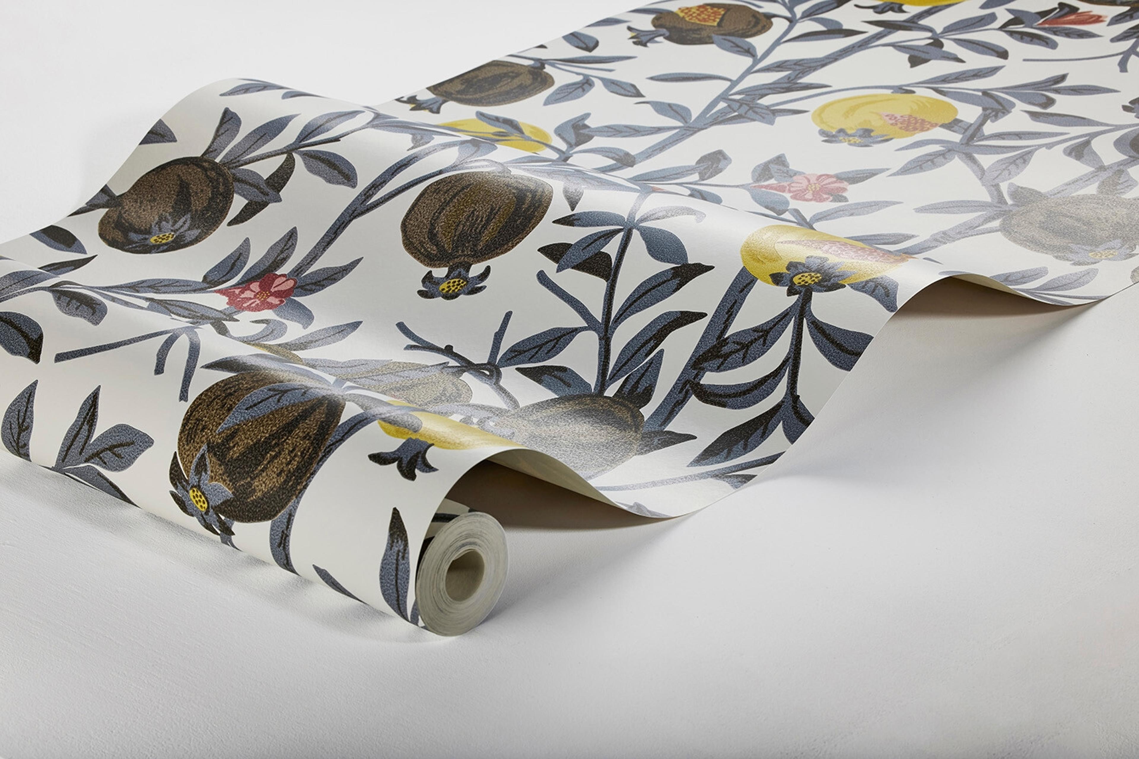 Gocken Jobs Granatäpple tapet med botaniskt, blommigt, retro mönster i grå. Från kollektionen Scandinavian Designers III. Nonwoven-material med rak passning.