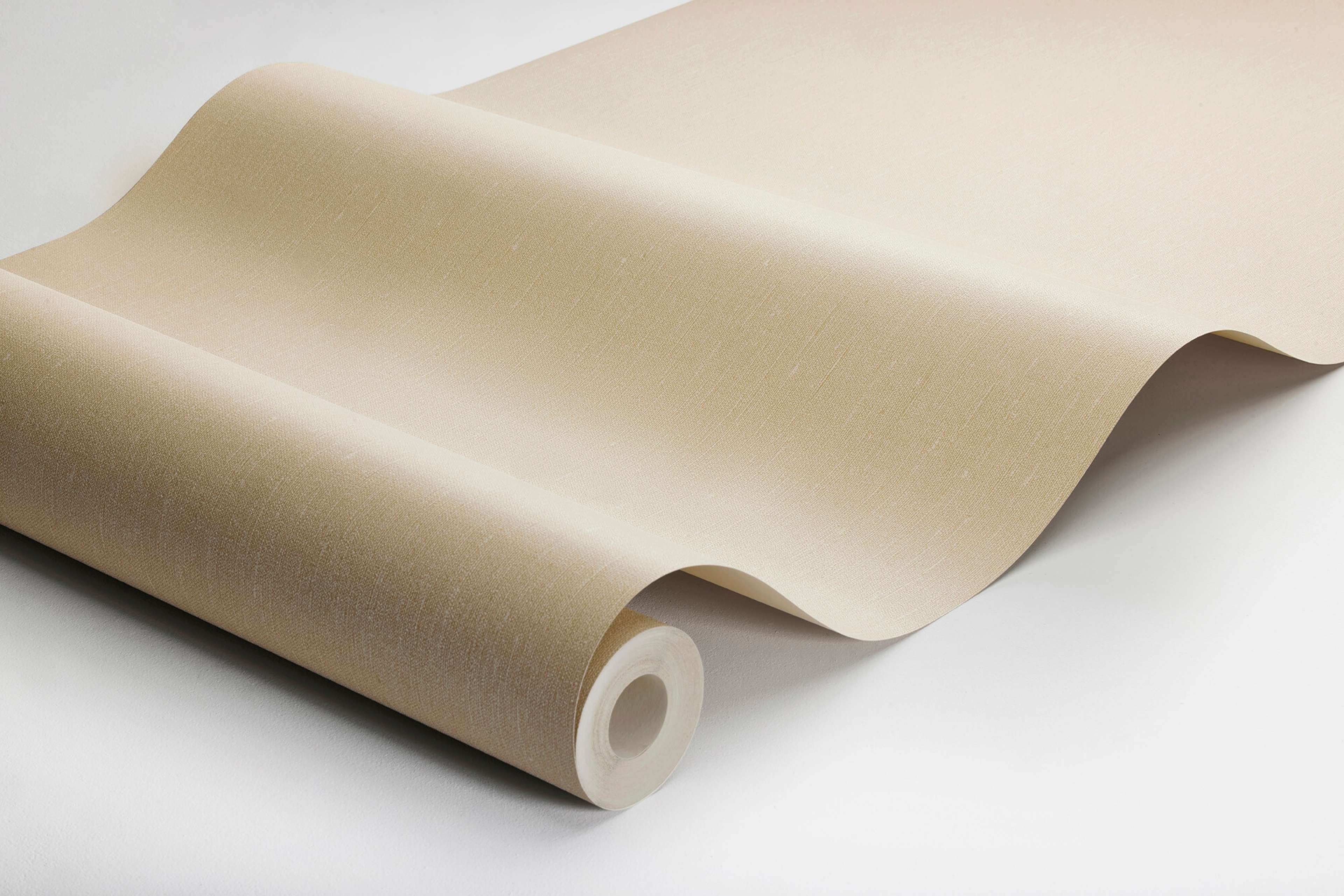 Linen Oat tapet med enfargat, textilimitation mönster i gul. Från kollektionen Linen. Nonwoven-material. Passar i vardagsrum och matsal.