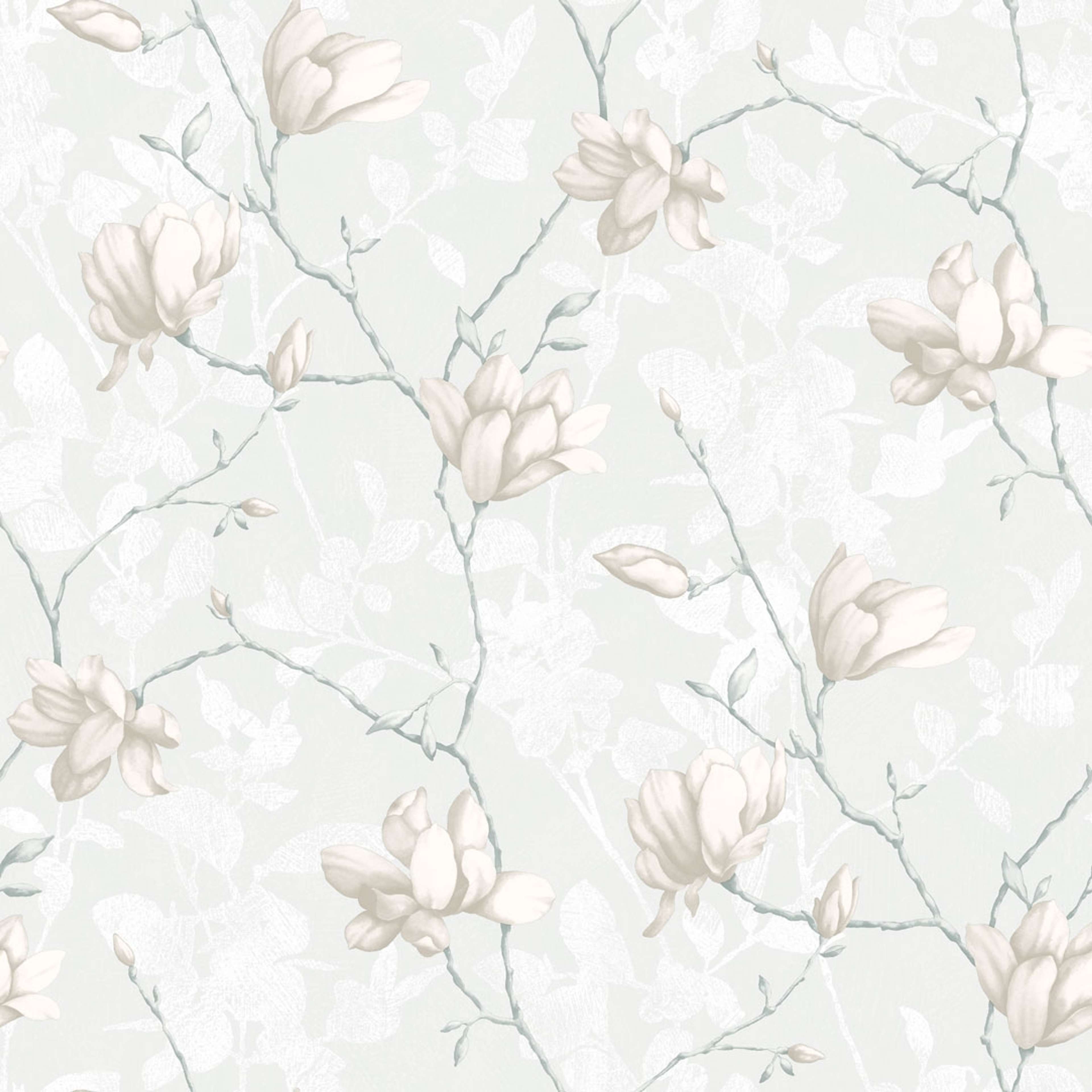 Lily Tree, vit tapet från Boråstapeter med blommigt mönster i vit och silver. Från kollektionen In Bloom. Nonwoven-material med rak passning. Country, city-stil. Passar i vardagsrum, sovrum och hall.
