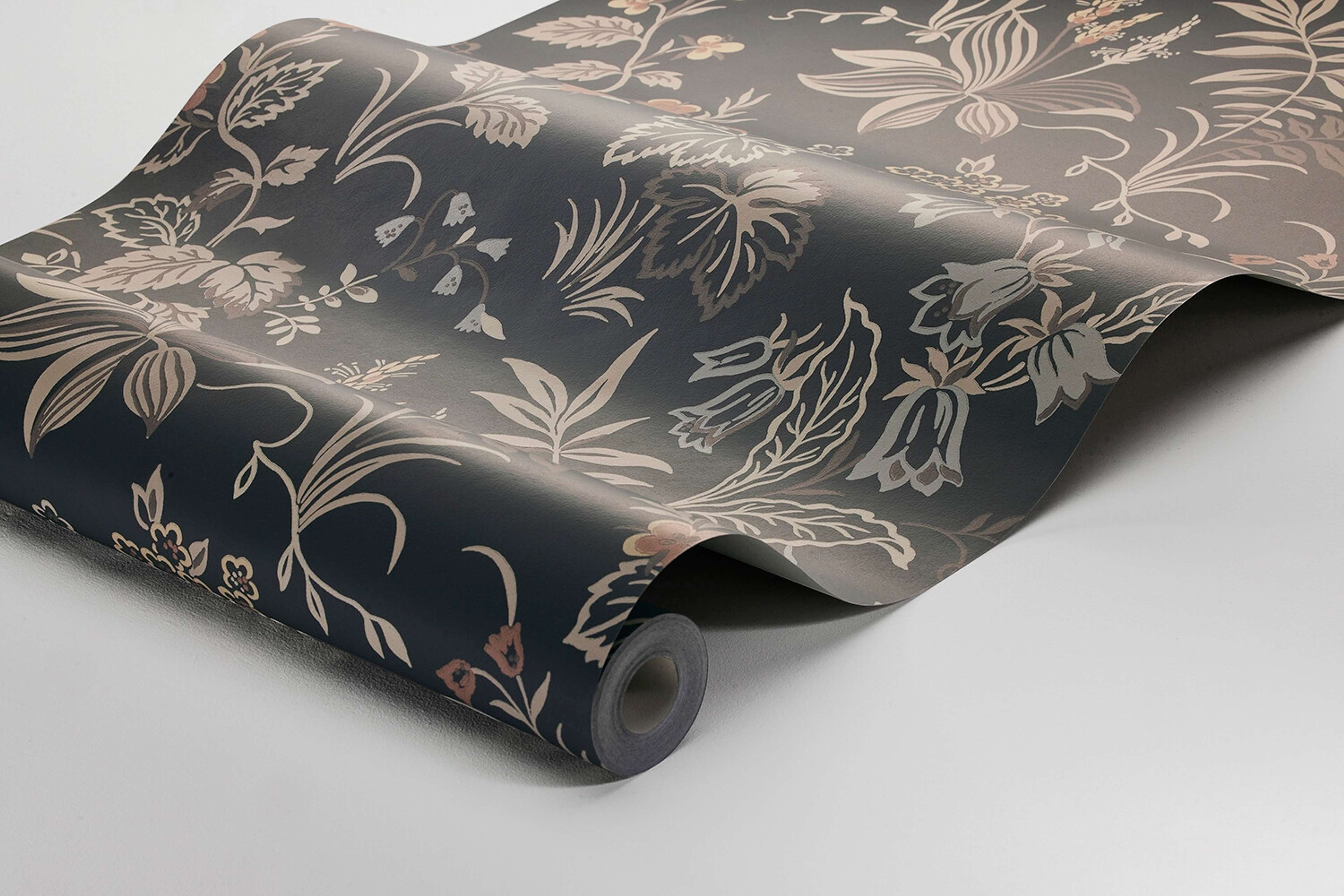 Folklore tapet med blommigt mönster i grå. Från kollektionen timeless traditions. Nonwoven-material med förskjuten passning.
