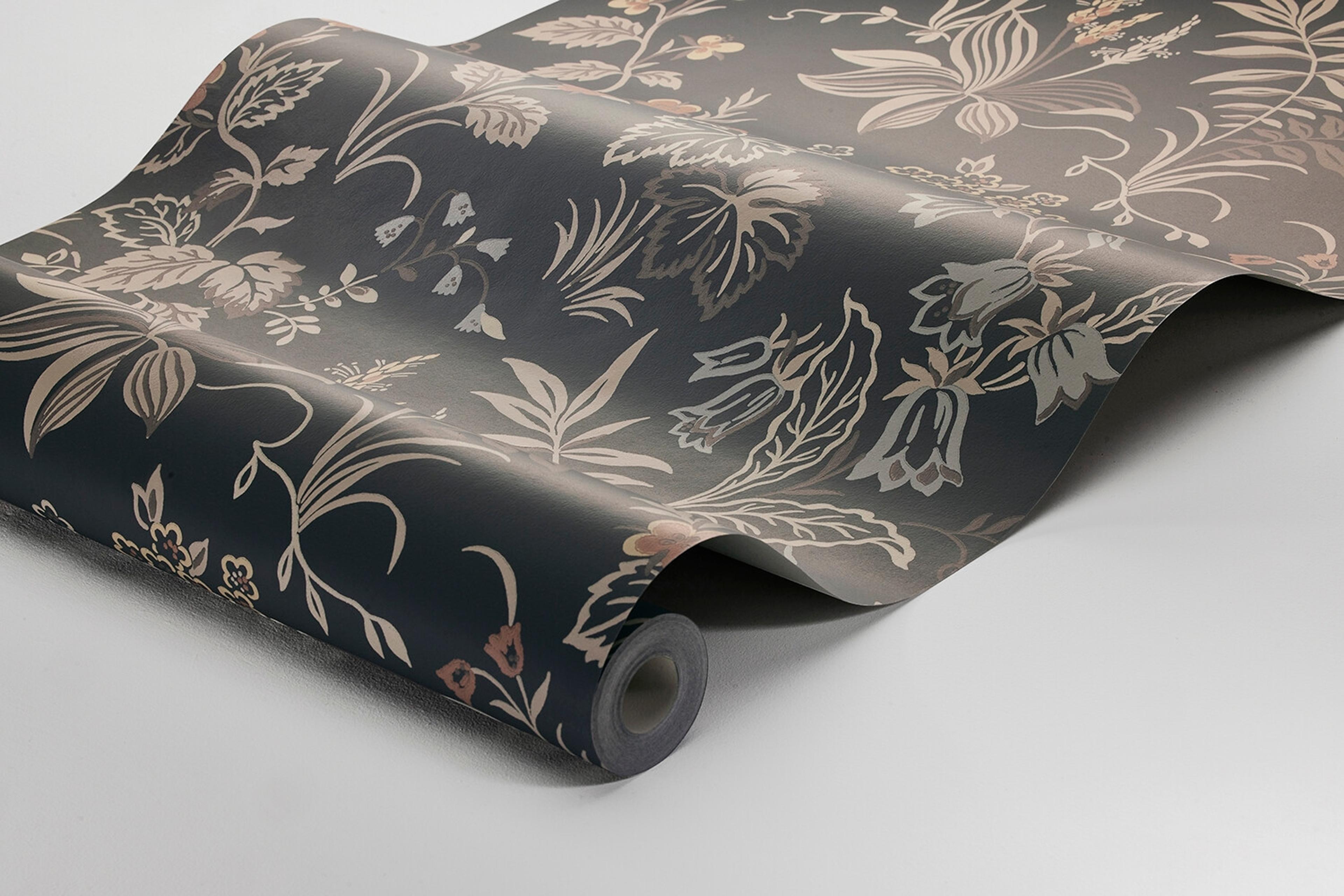 Folklore tapet med blommigt mönster i grå. Från kollektionen timeless traditions. Nonwoven-material med förskjuten passning.