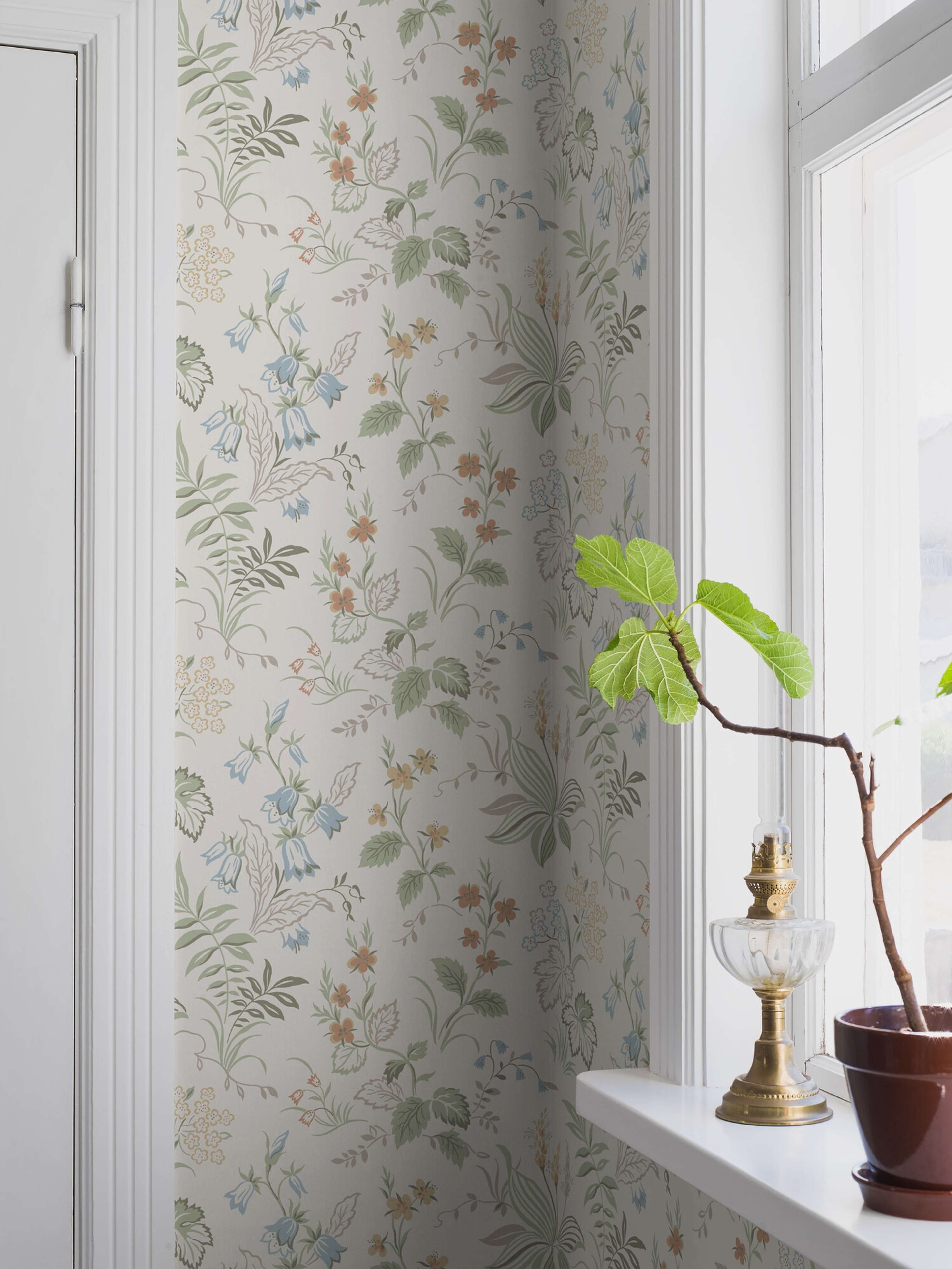 Folklore tapet med blommigt mönster i beige. Från kollektionen timeless traditions. Nonwoven-material med förskjuten passning.