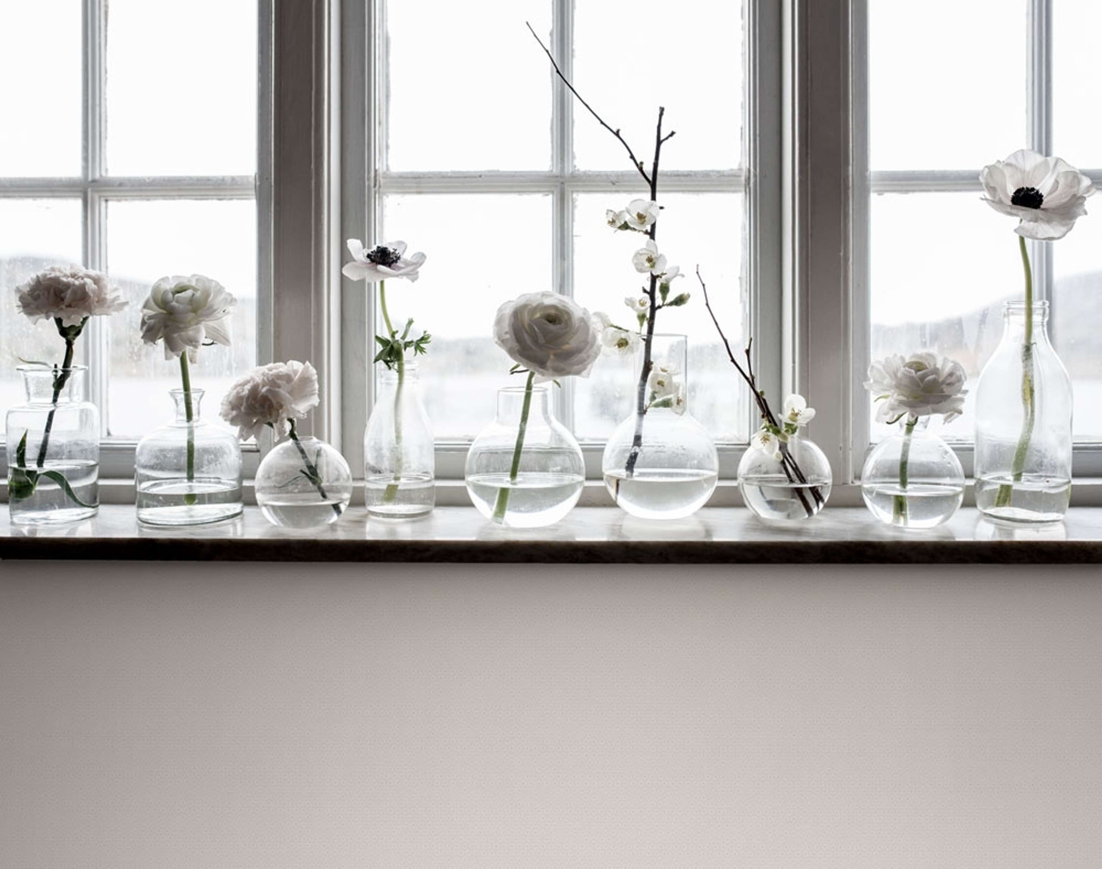 Stella puderrosa tapet med små blommor i guld och vitt tapet från Midbec med blommigt mönster i guld. Från kollektionen Morgongåva. Nonwoven-material med rak passning.