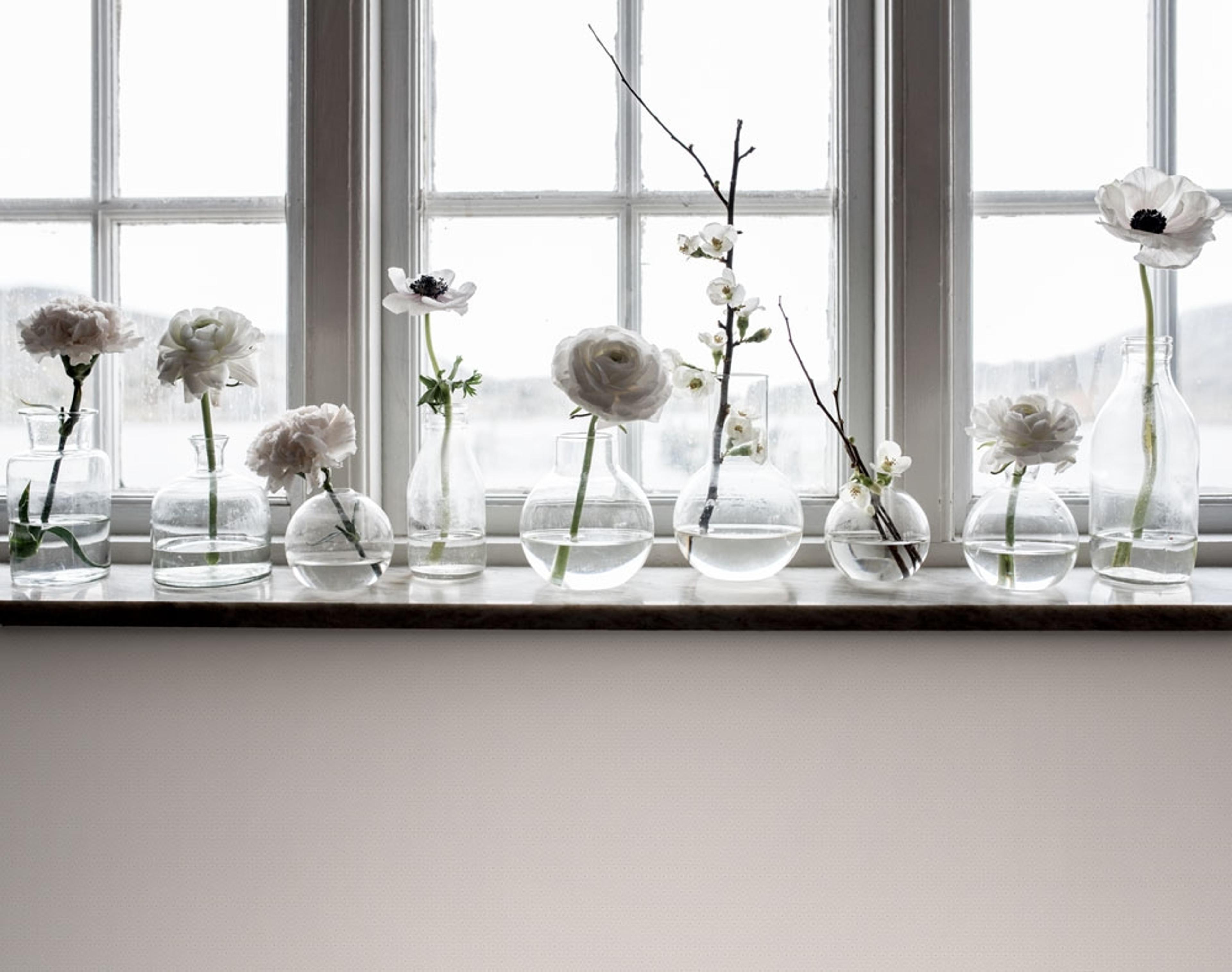 Stella puderrosa tapet med små blommor i guld och vitt tapet från Midbec med blommigt mönster i guld. Från kollektionen Morgongåva. Nonwoven-material med rak passning.