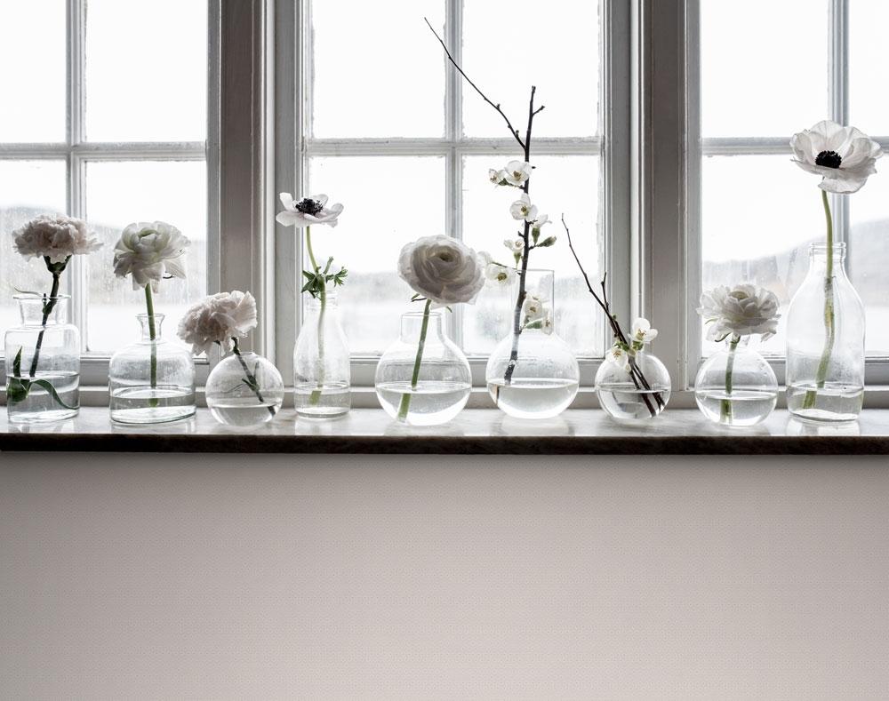 Stella puderrosa tapet med små blommor i guld och vitt tapet från Midbec med blommigt mönster i guld. Från kollektionen Morgongåva. Nonwoven-material med rak passning.