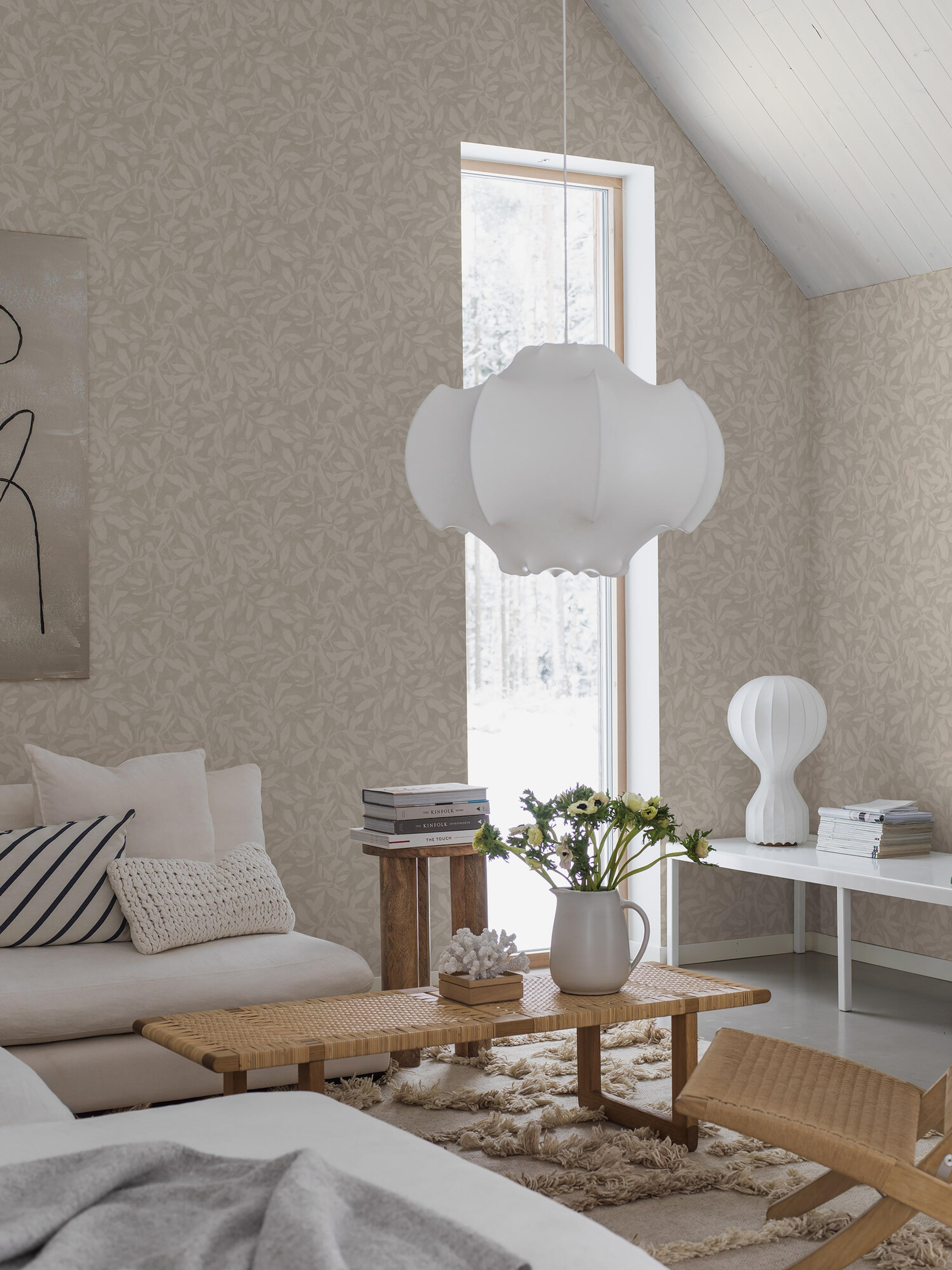 Skogsparken tapet med botaniskt mönster i beige. Från kollektionen Alla Tiders Hus. Nonwoven-material med förskjuten passning. Passar i vardagsrum, matsal och kök.
