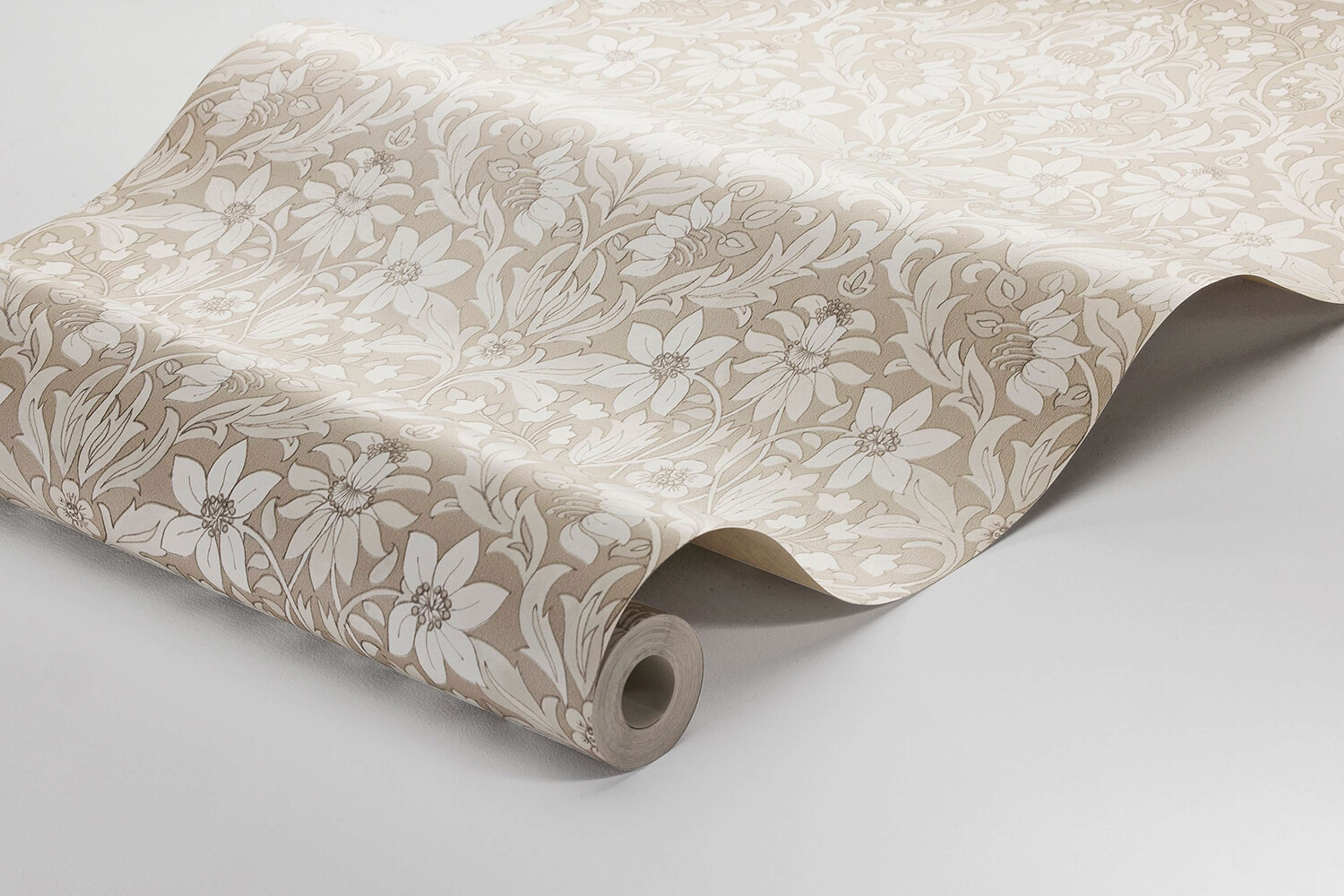 Blomsterfröjd tapet med blommigt mönster i beige. Från kollektionen timeless traditions. Nonwoven-material med rak passning.