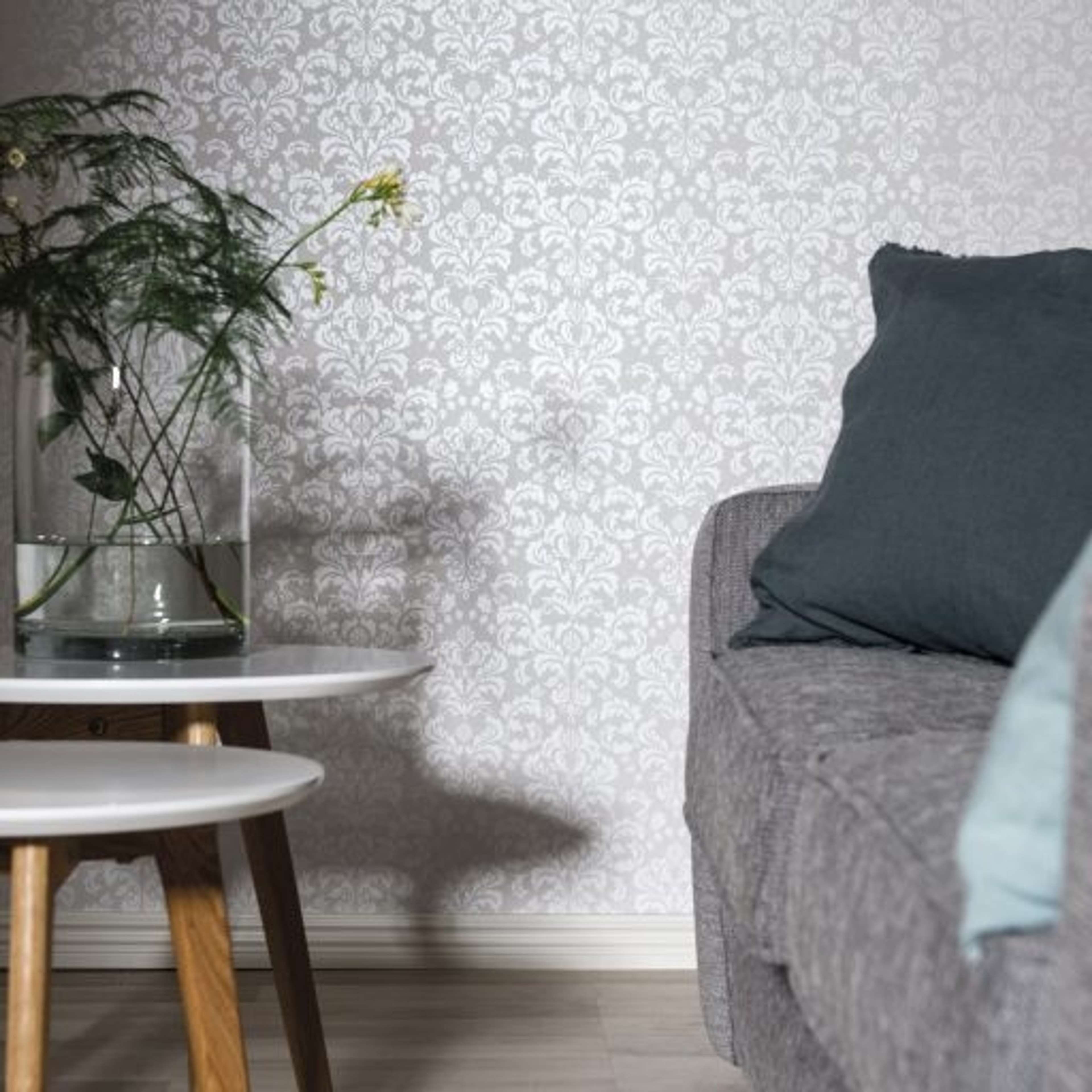 Satin, Gråmetallic tapet från duro med medaljonger mönster i grå. Från kollektionen Spira. Nonwoven-material med rak passning.