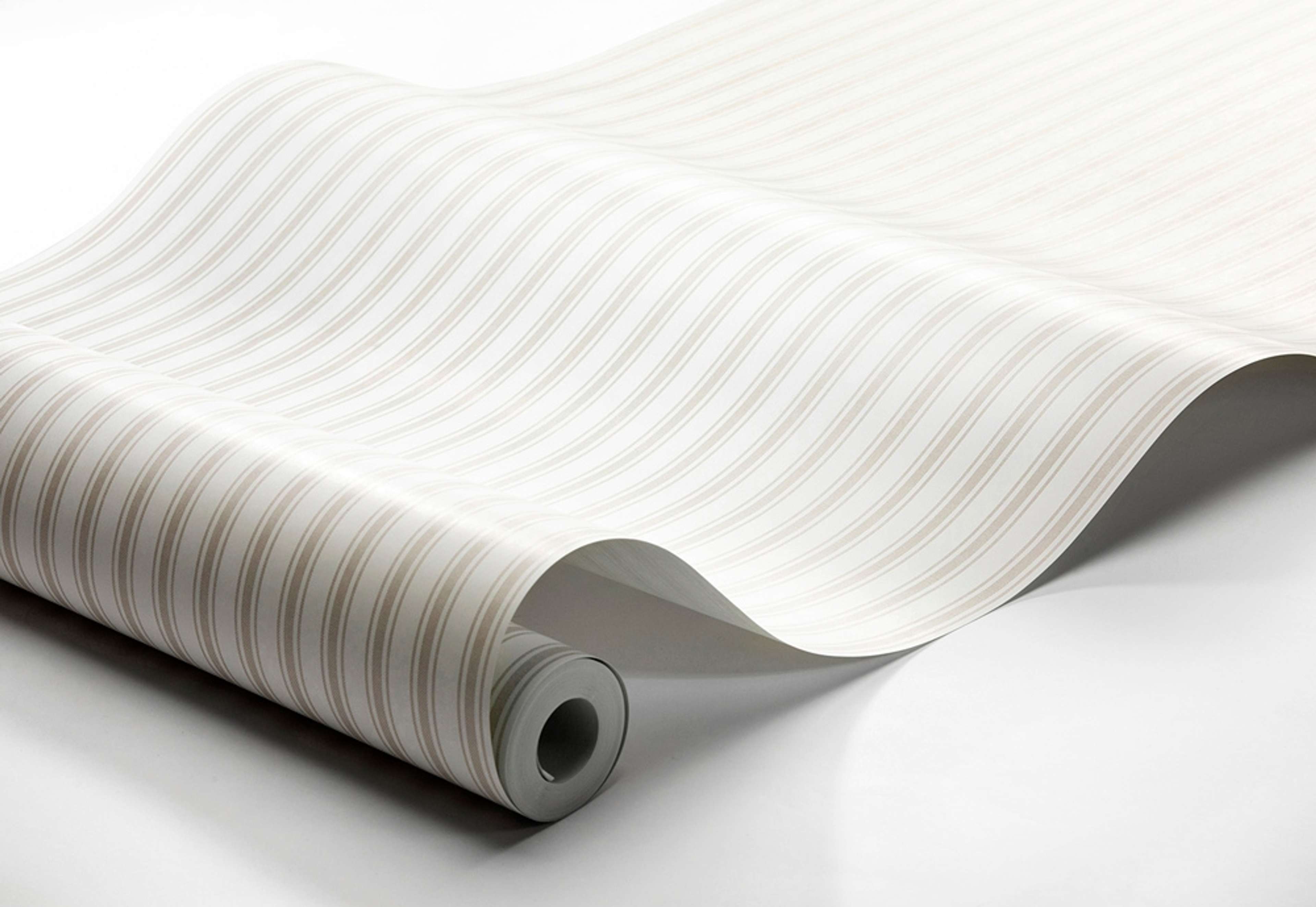 Aspö Stripe tapet från Boråstapeter med randigt mönster i beige. Från kollektionen Marstrand II. Nonwoven-material. Passar i vardagsrum, matsal och arbetsrum.