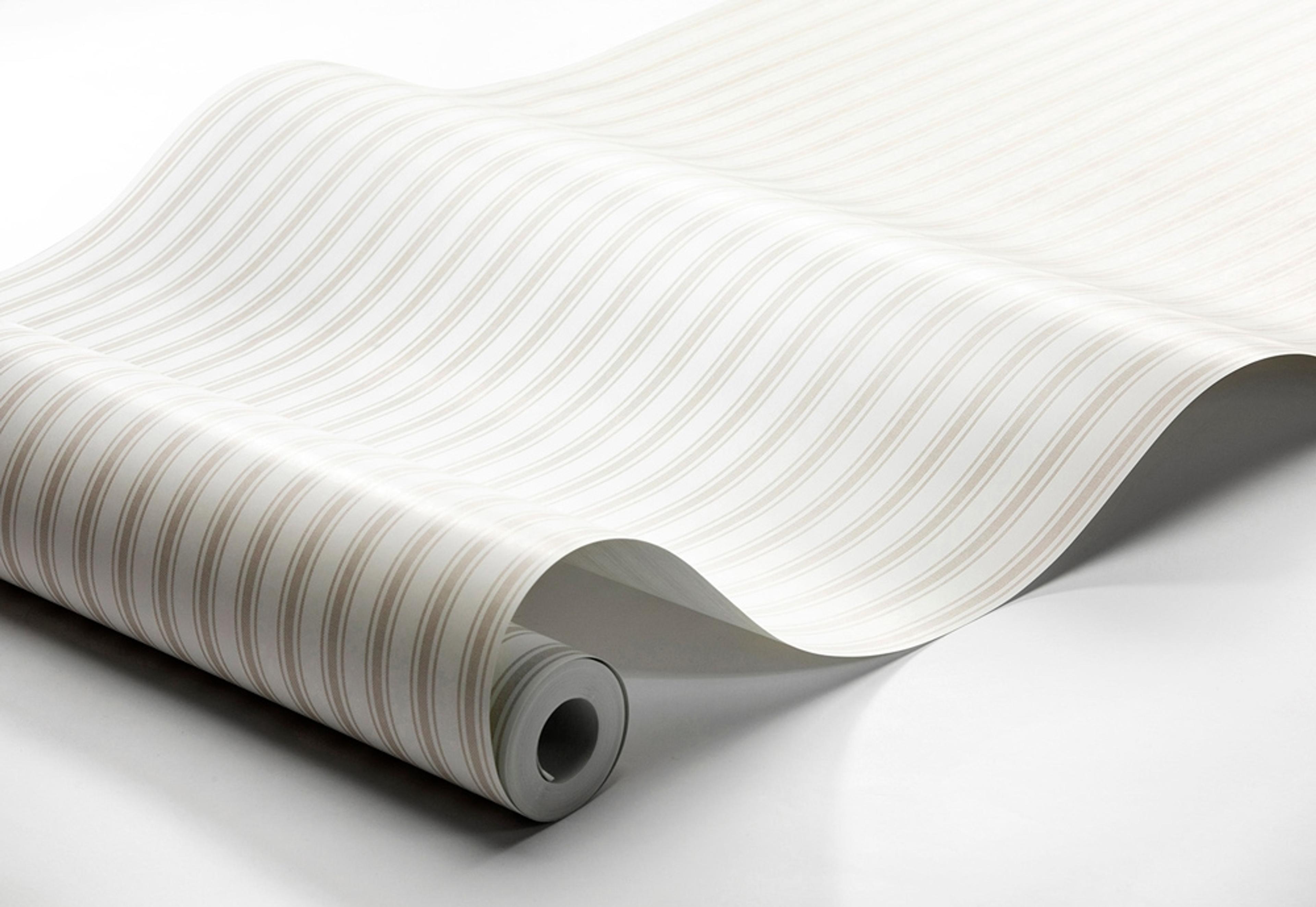 Aspö Stripe tapet från Boråstapeter med randigt mönster i beige. Från kollektionen Marstrand II. Nonwoven-material. Passar i vardagsrum, matsal och arbetsrum.
