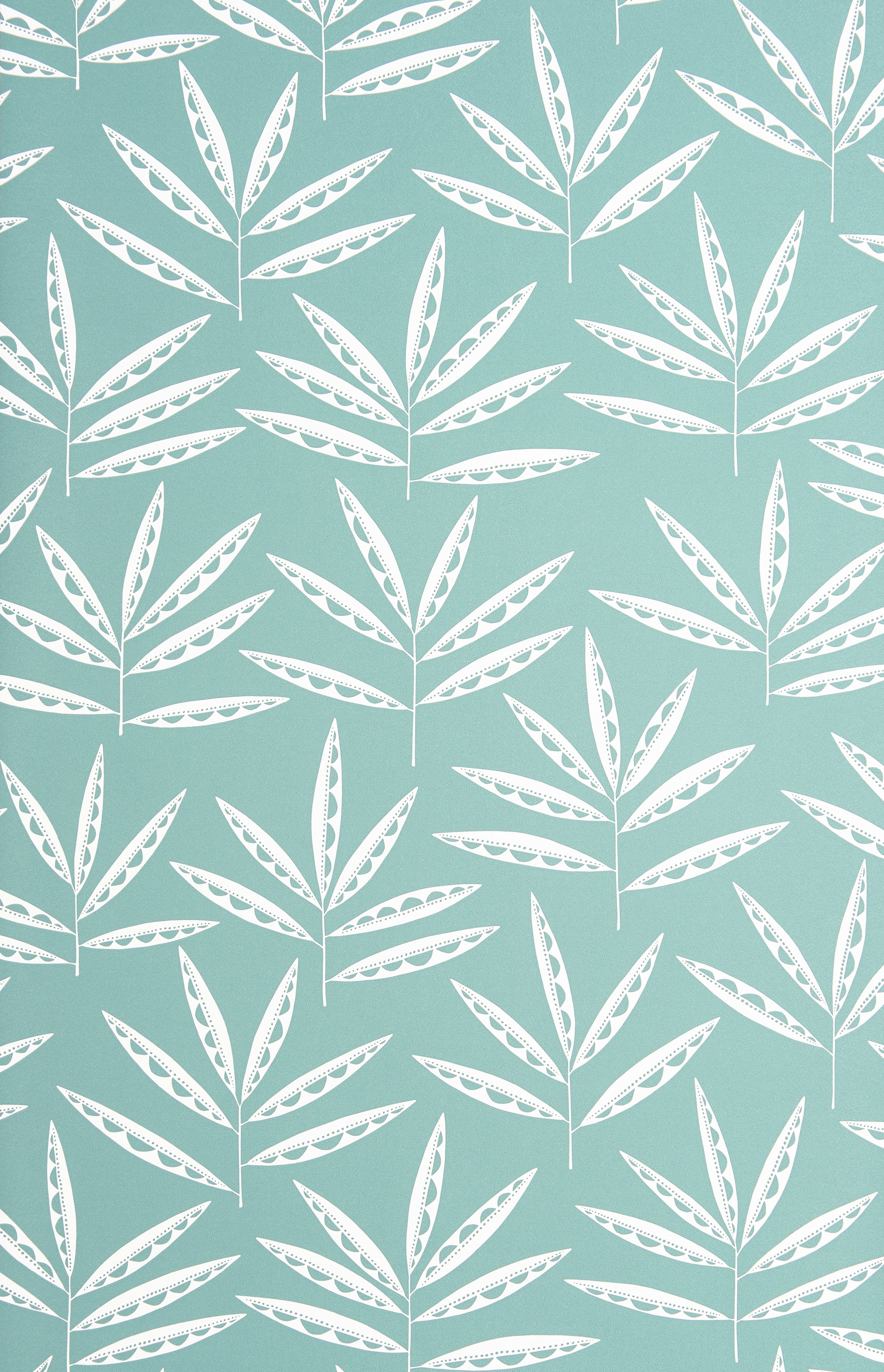Pea Pods tapet från Midbec med botaniskt, retro mönster i turkos. Från kollektionen Seven Sisters. Nonwoven-material med förskjuten passning.