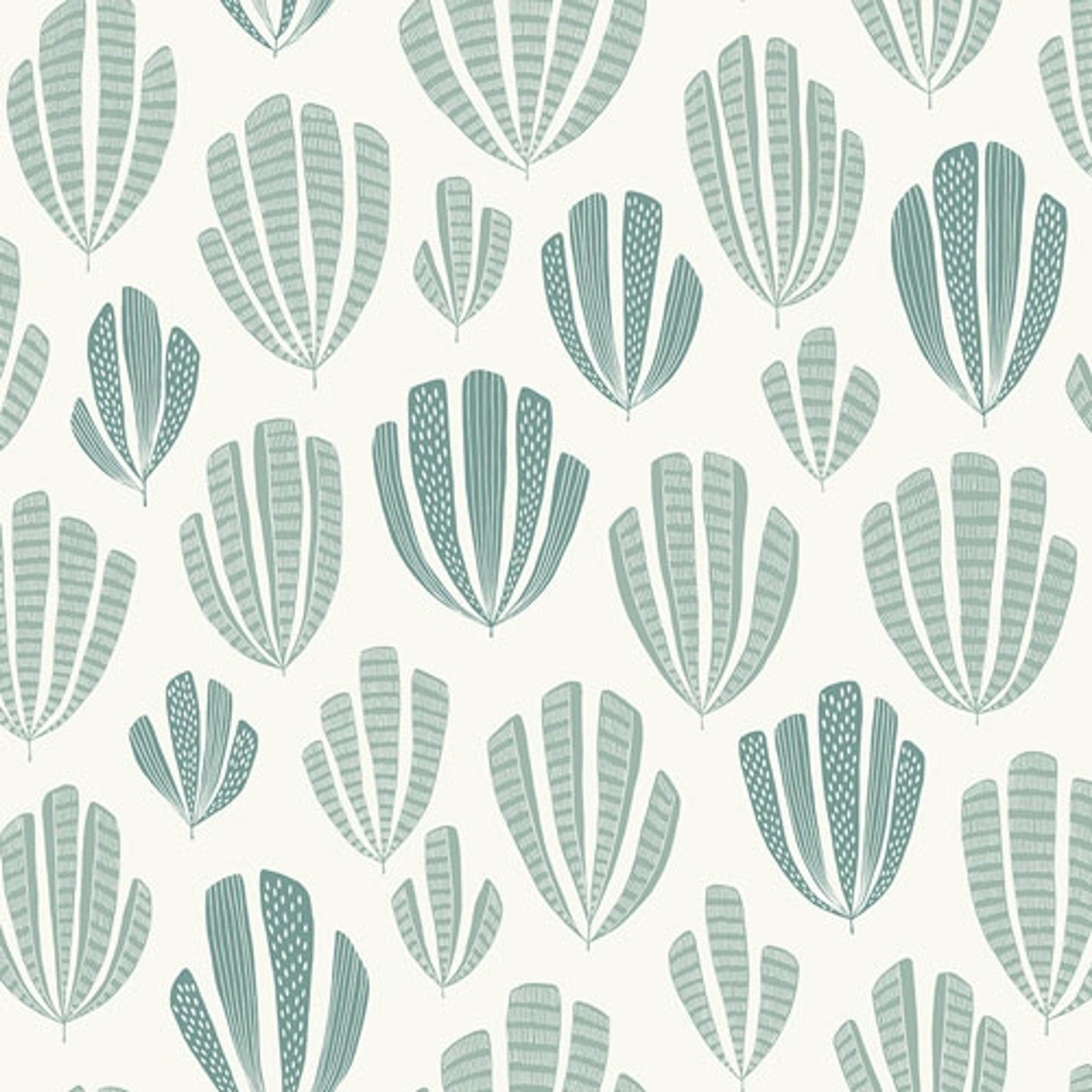 Hoja Morning Mist tapet från Midbec med geometriskt, retro mönster i vit och blå. Från kollektionen Kinfolk. Nonwoven-material med förskjuten passning. Vintage-stil.