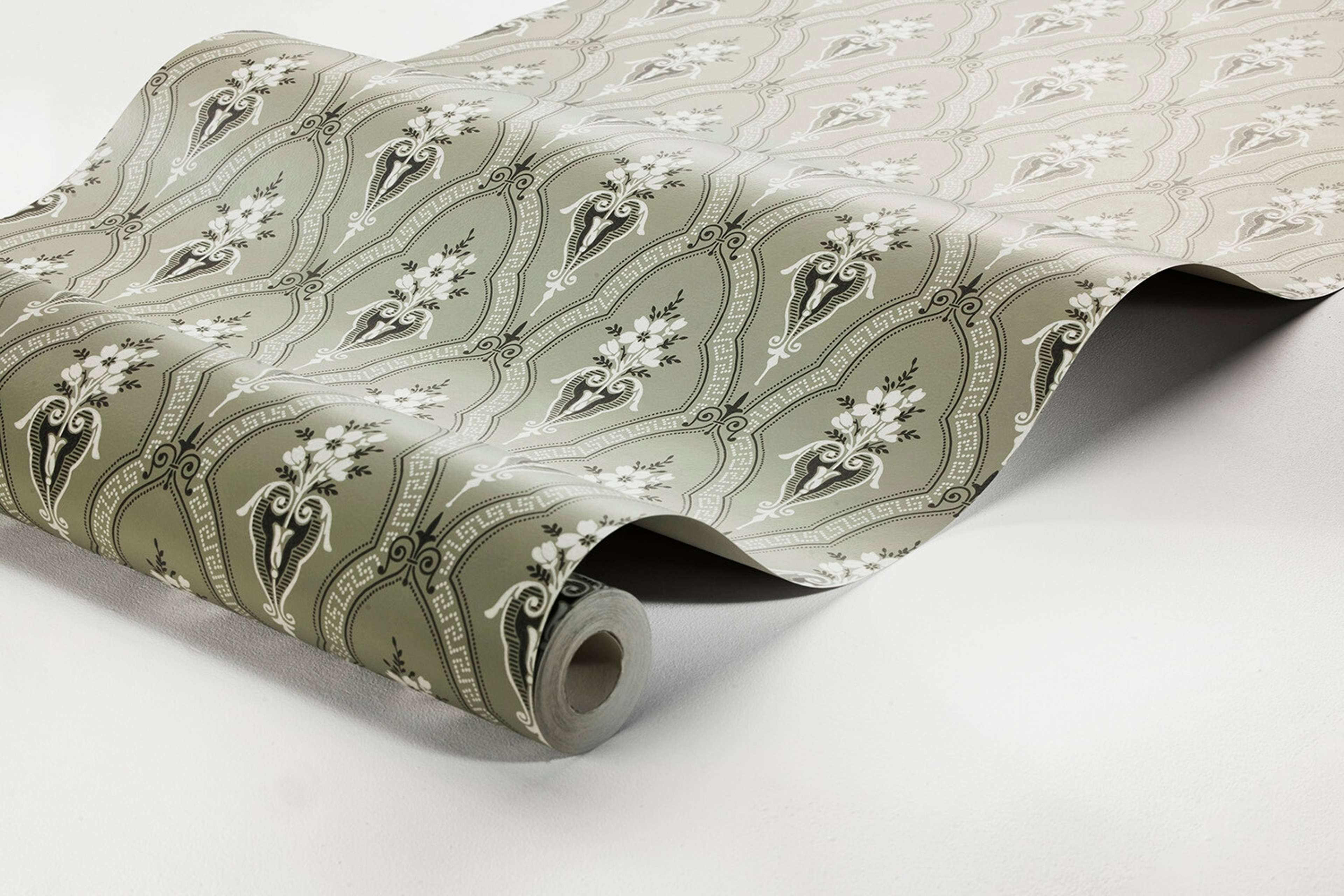 Klädesholmen tapet med trellis mönster i grön. Från kollektionen Alla Tiders Hus. Nonwoven-material med förskjuten passning. Passar i vardagsrum, matsal och kök.