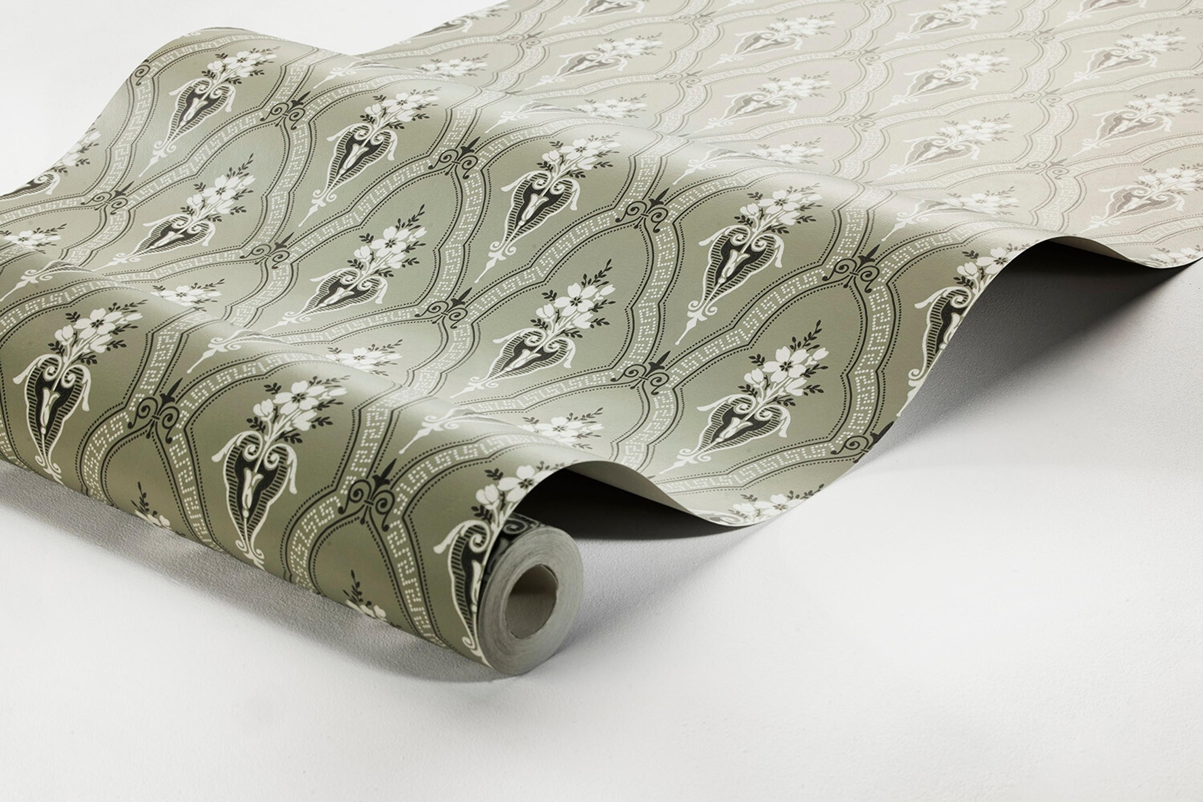 Klädesholmen tapet med trellis mönster i grön. Från kollektionen Alla Tiders Hus. Nonwoven-material med förskjuten passning. Passar i vardagsrum, matsal och kök.