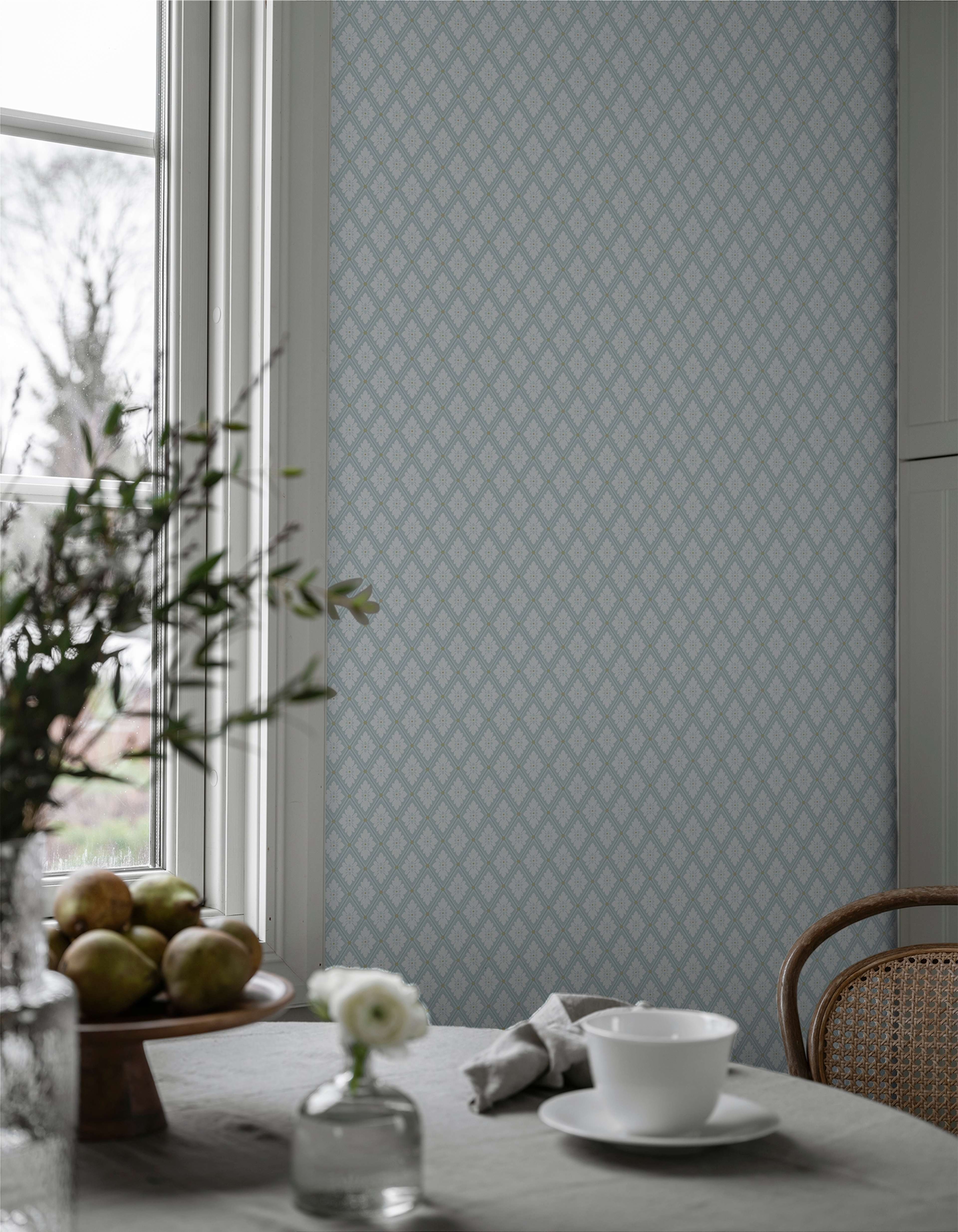 Selma Ljusblå tapet med rutigt mönster i blå. Från kollektionen Flora. Nonwoven-material med rak passning.