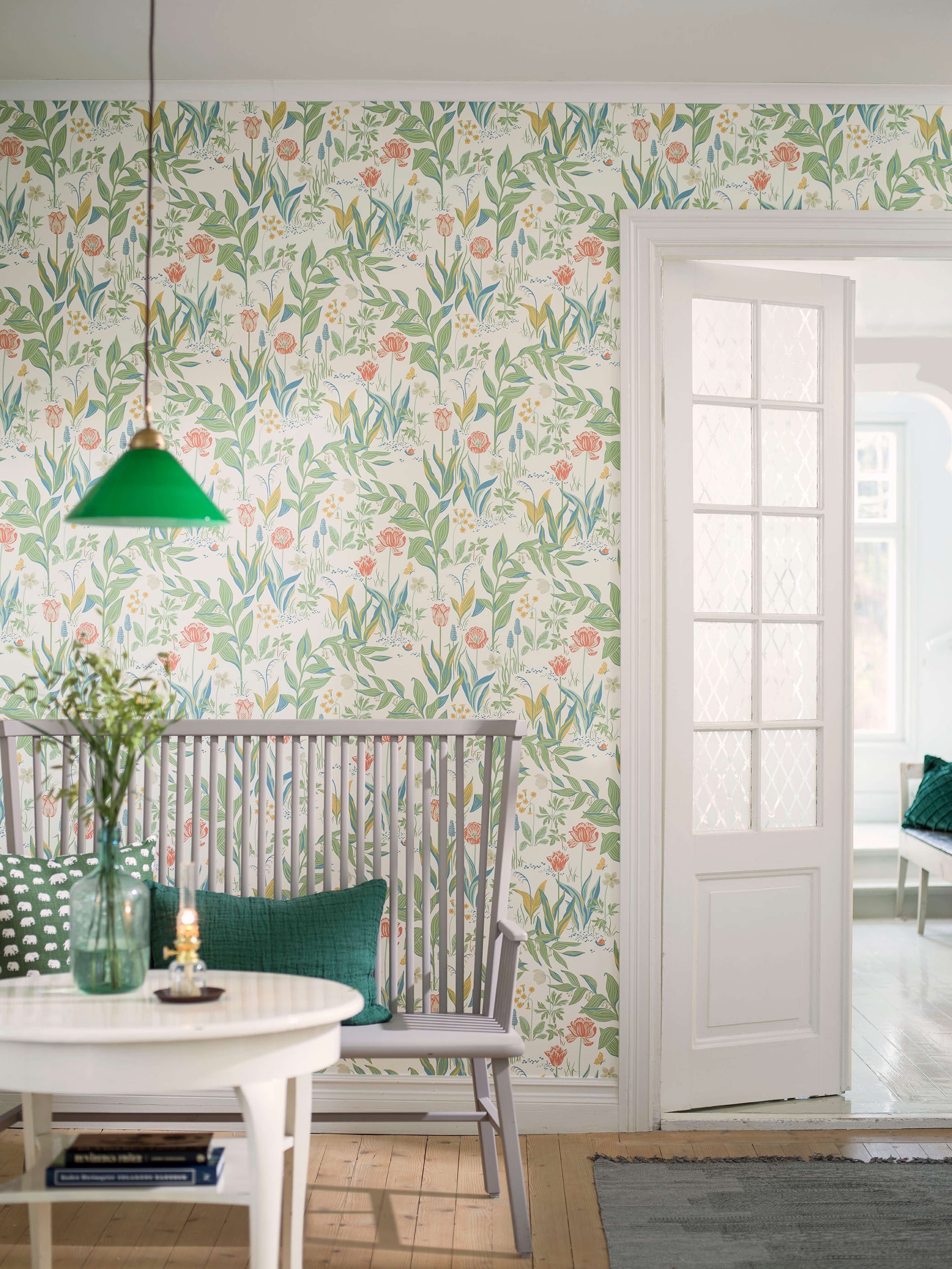 Spring Garden tapet från Boråstapeter med blommigt mönster i vit och grön. Från kollektionen In Bloom. Nonwoven-material med förskjuten passning. Vintage, country, city-stil. Passar i vardagsrum, sovrum och hall.