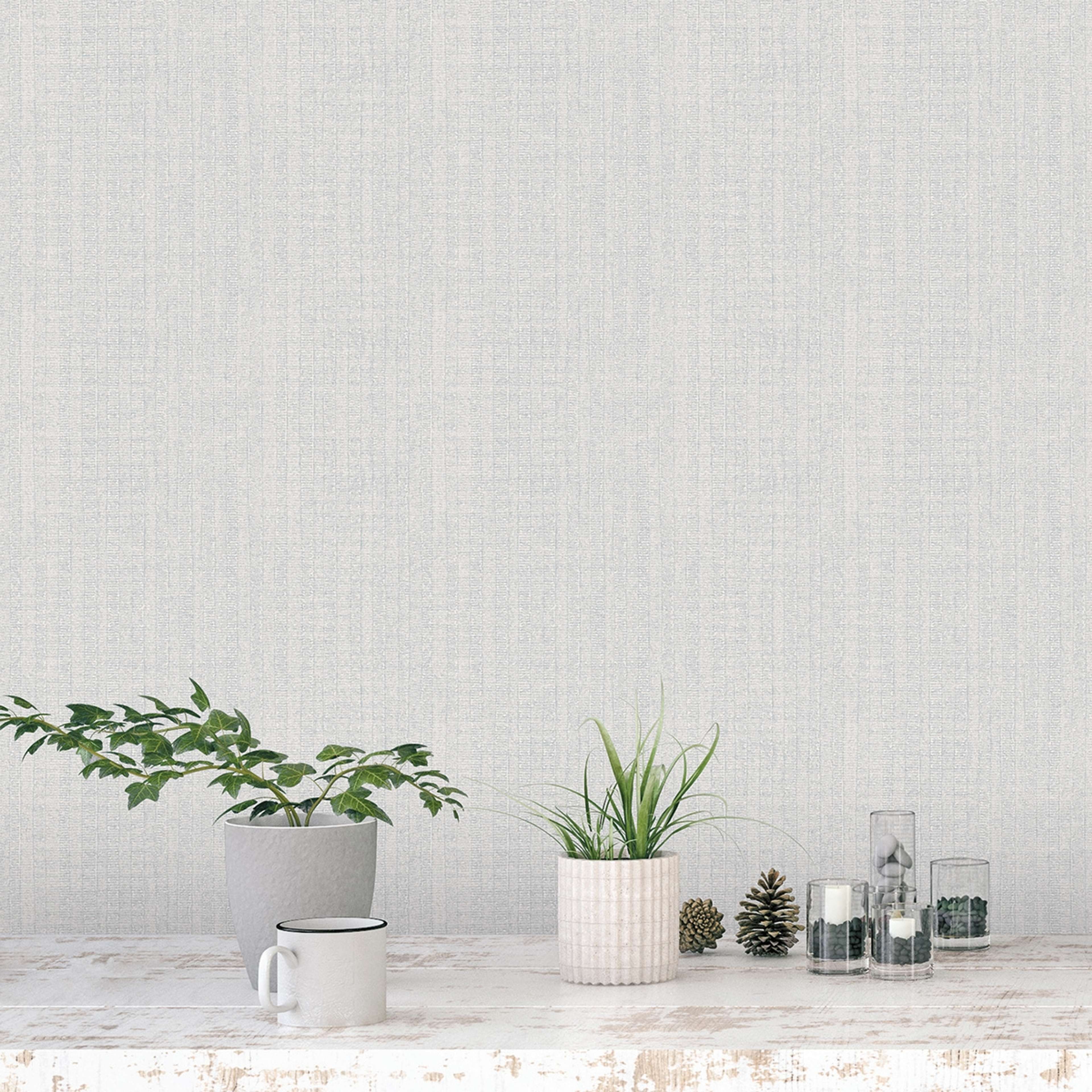 Moss Stripe tapet i ljusgrå tapet med randigt mönster i grå. Från kollektionen bazaar. Nonwoven-material med rak passning. Passar i vardagsrum och matsal.