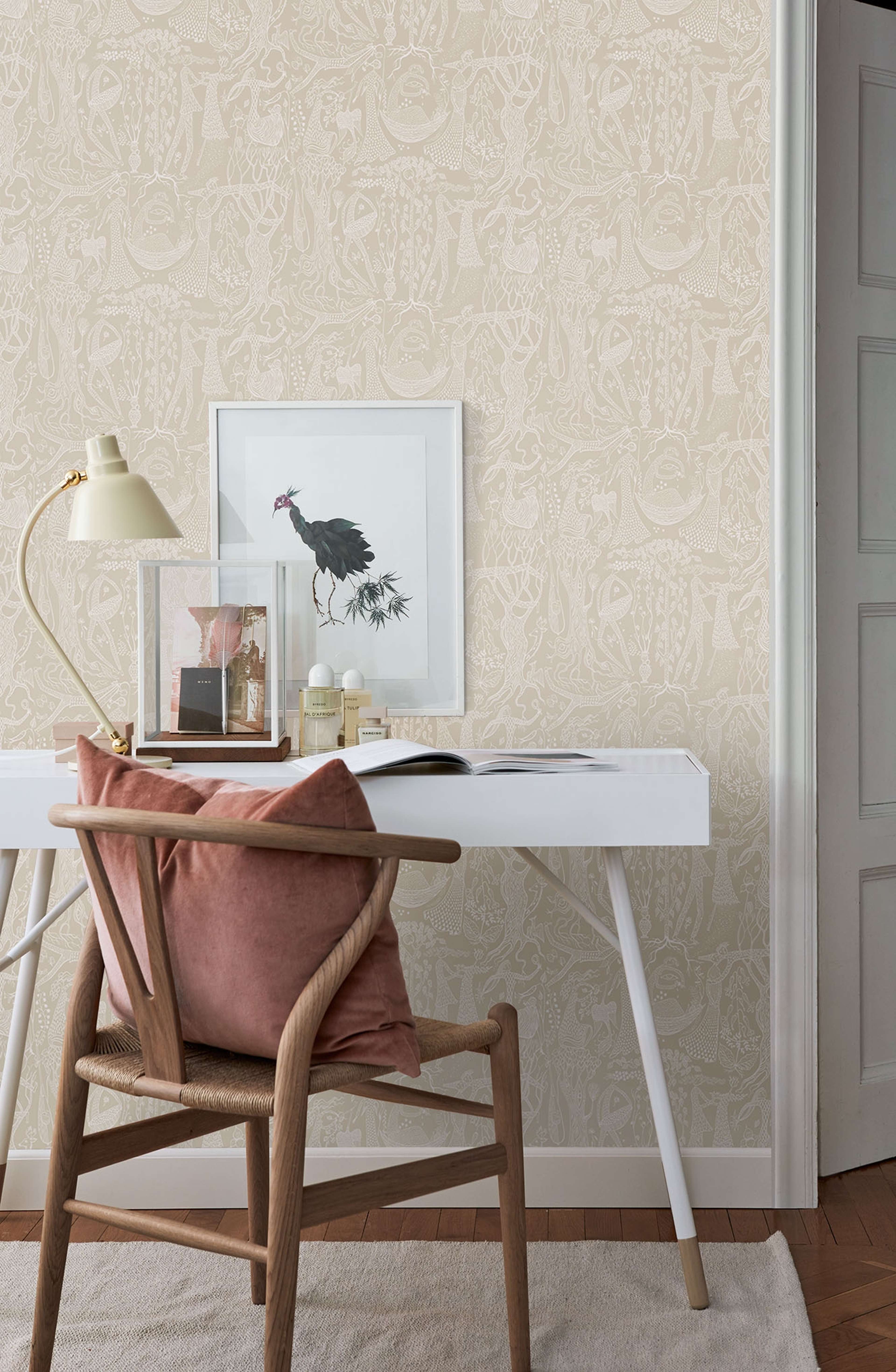Poème d´amour, beige tapet från Boråstapeter med grafiskt, retro mönster i vit och beige. Från kollektionen Scandinavian Designers II. Nonwoven-material med förskjuten passning.