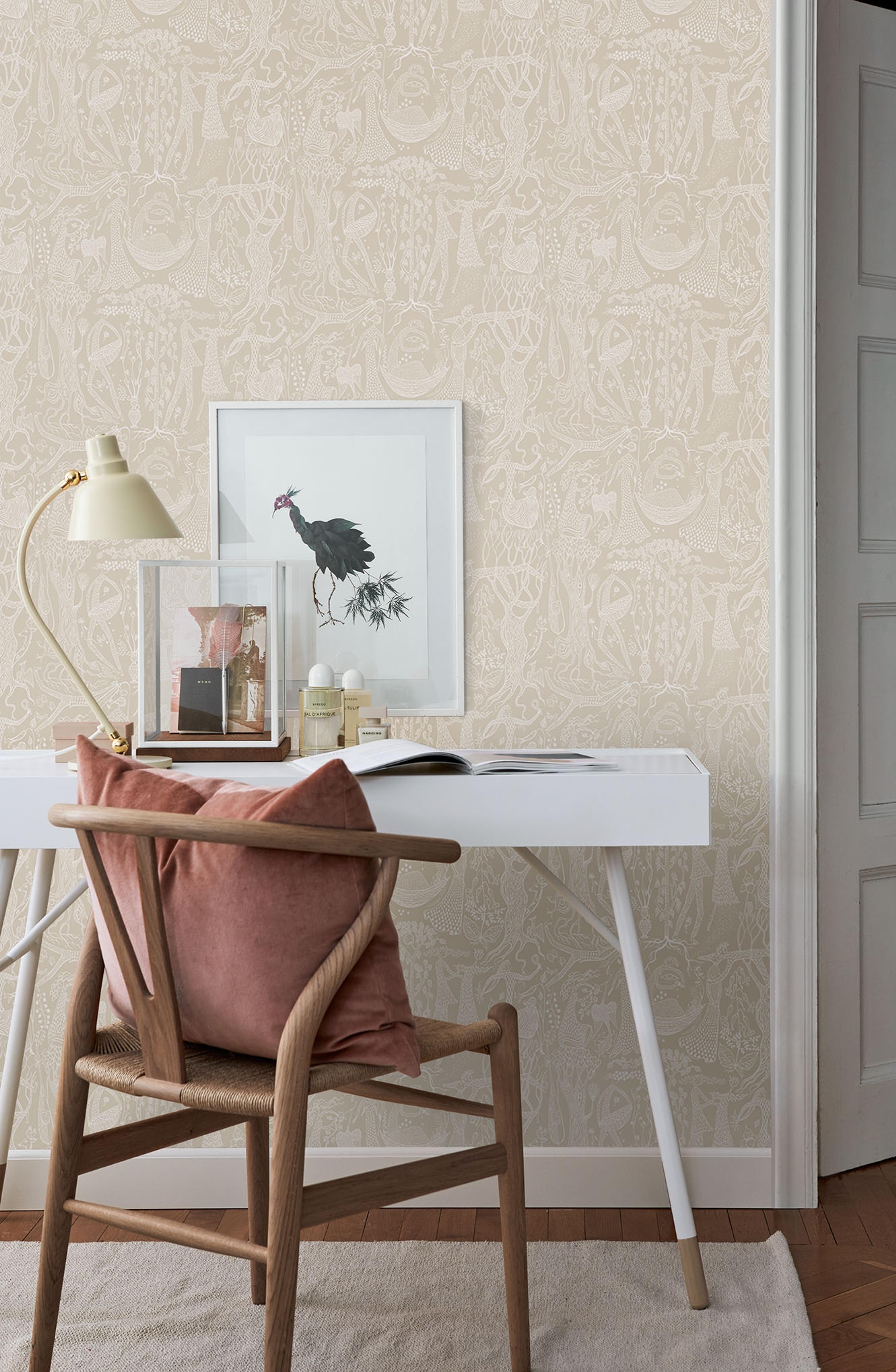 Poème d´amour, beige tapet från Boråstapeter med grafiskt, retro mönster i vit och beige. Från kollektionen Scandinavian Designers II. Nonwoven-material med förskjuten passning.