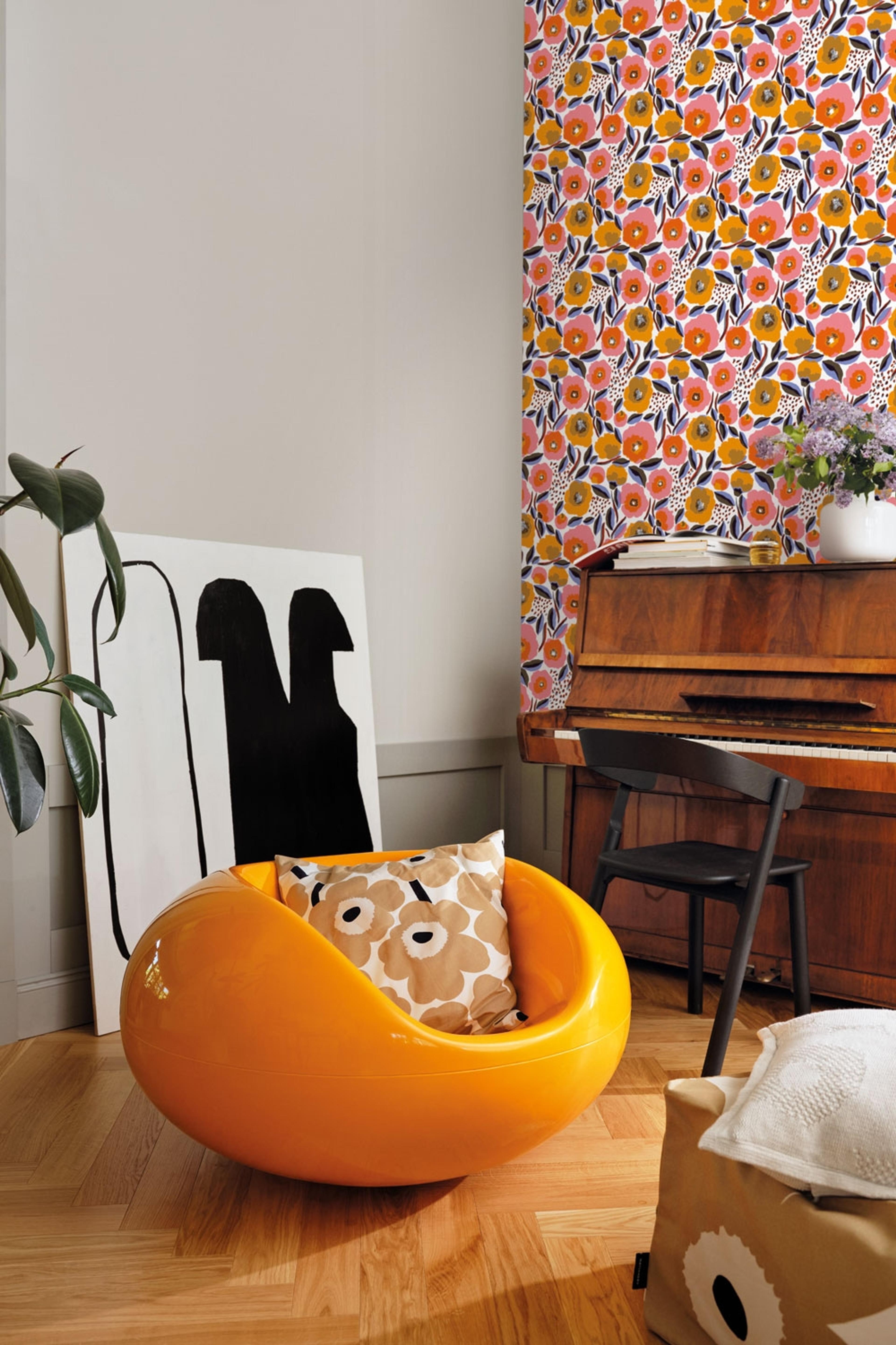 Rosarium tapet med blommigt mönster i orange. Från kollektionen Marimekko 6. Nonwoven-material med rak passning.