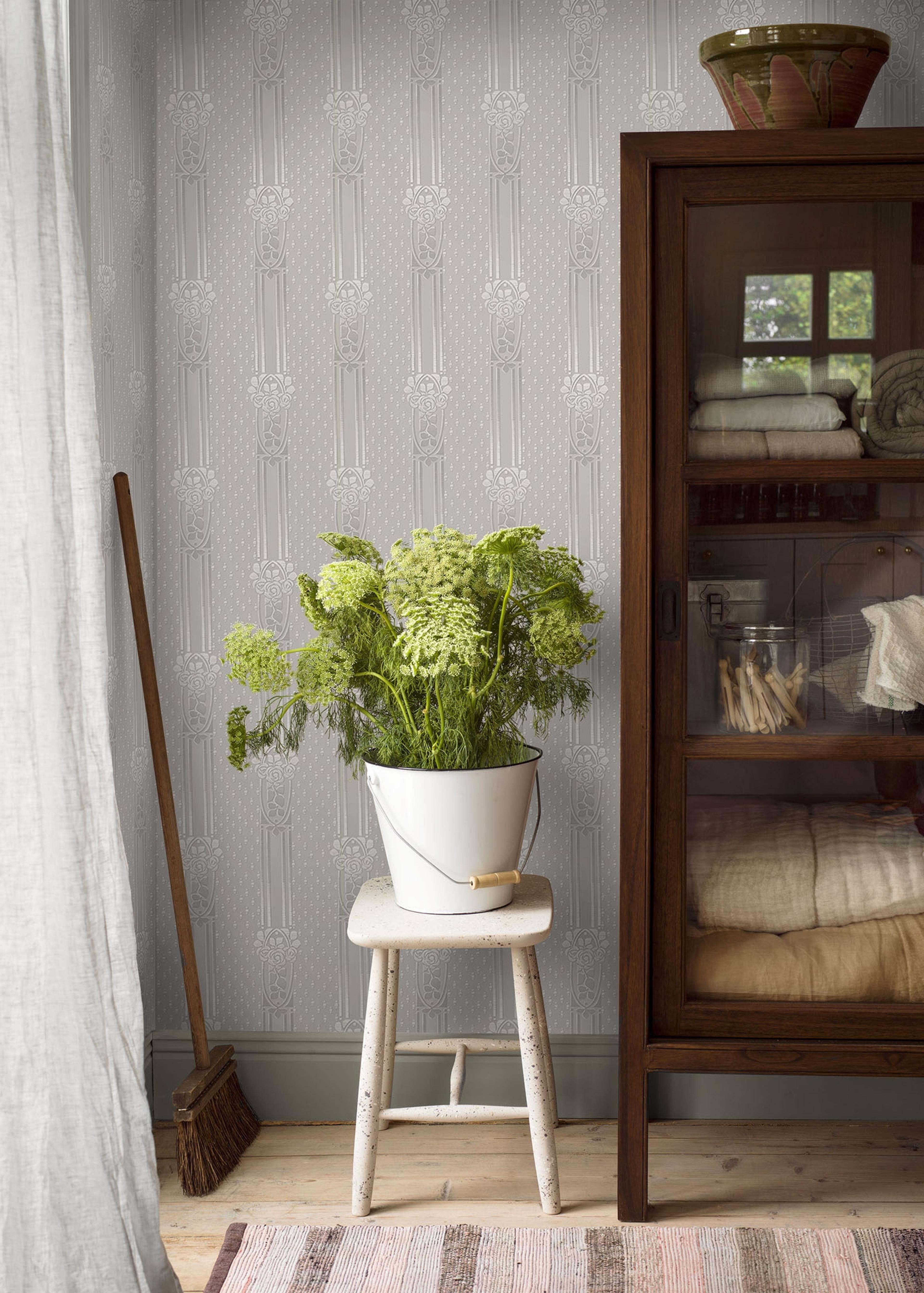 Ellen tapet från Boråstapeter med randigt, blommigt mönster i vit, svart och beige. Från kollektionen anno. Nonwoven-material med rak passning. Passar i sovrum och matsal.