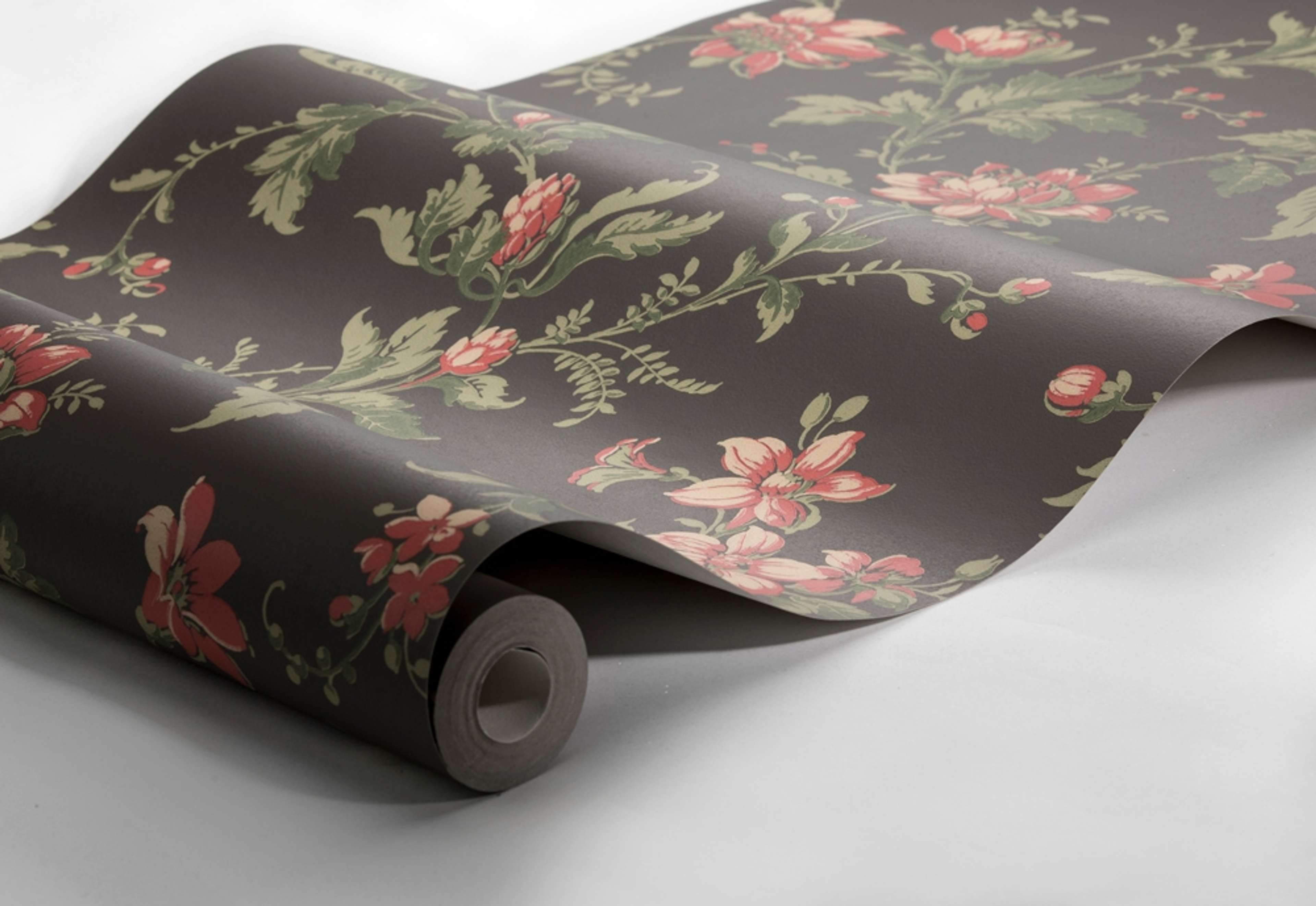Blomslinga, brungrå botten tapet från Boråstapeter med blommigt mönster i grön och brun. Från kollektionen anno. Nonwoven-material med förskjuten passning. Country, city-stil. Passar i sovrum och matsal.