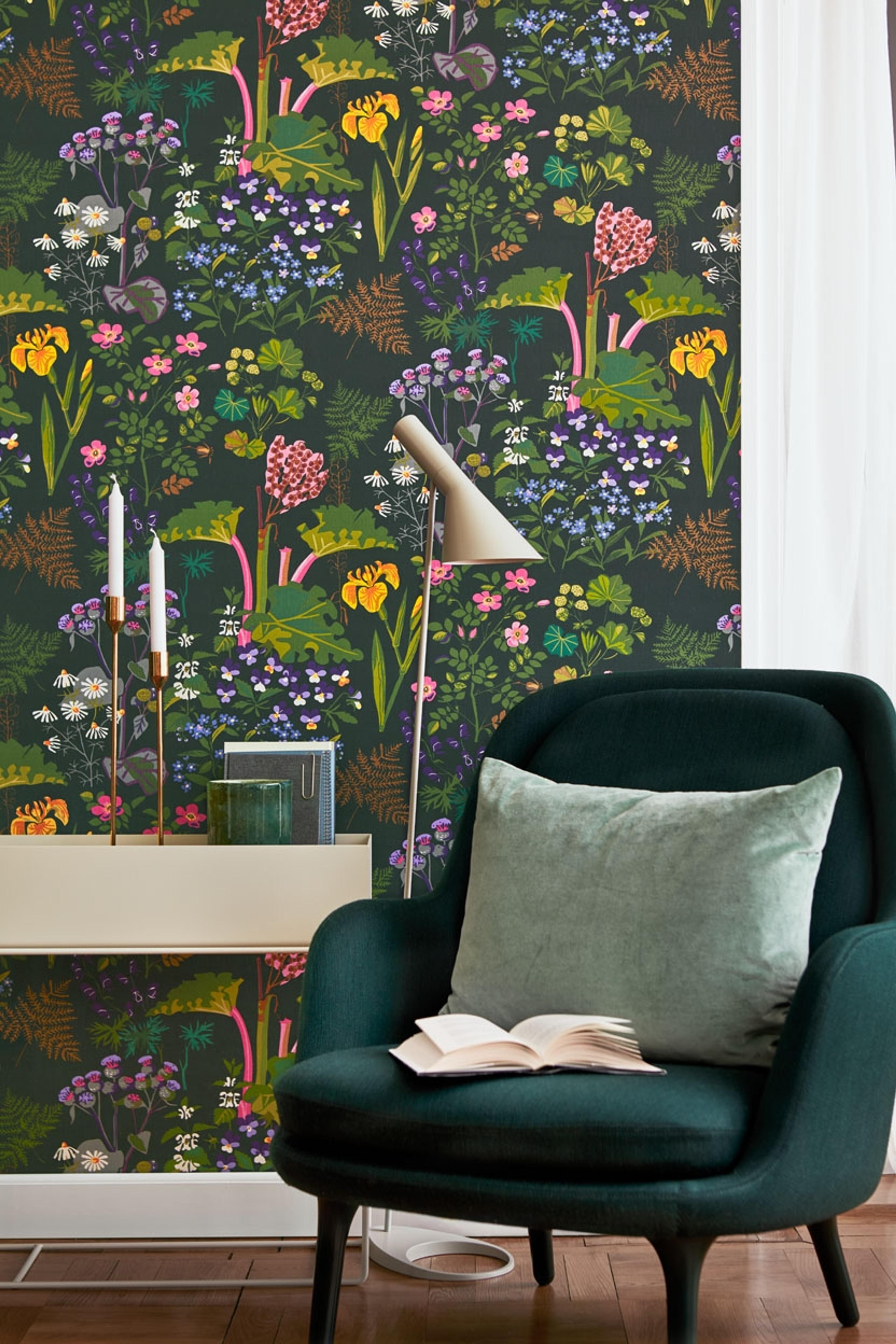Rabarber, mörk botten tapet från Boråstapeter med botaniskt, retro mönster i grön. Från kollektionen Scandinavian Designers II. Nonwoven-material med förskjuten passning. Lek, city-stil.