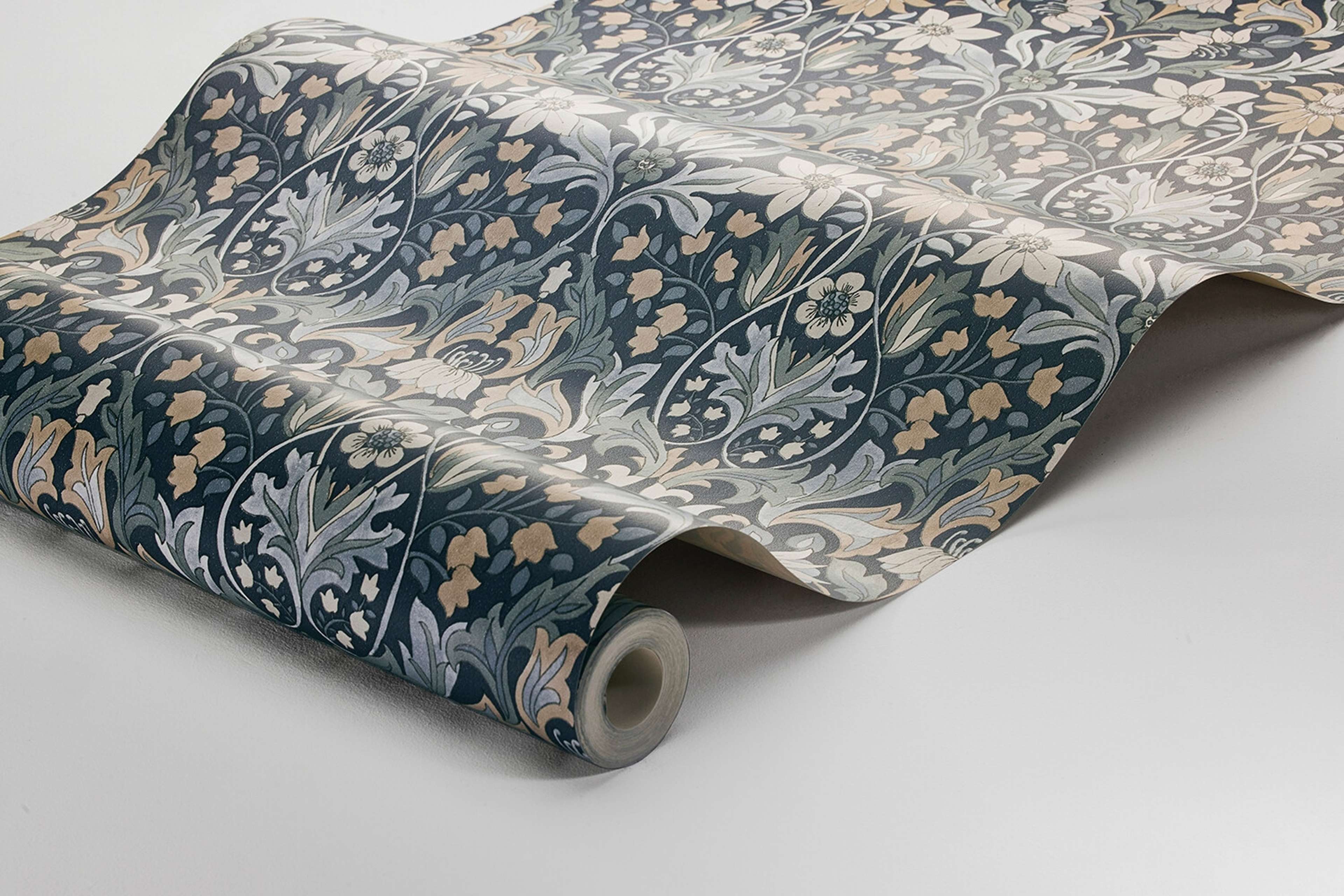 Blomsterfröjd tapet med blommigt mönster i blå. Från kollektionen timeless traditions. Nonwoven-material med rak passning. Country-stil.