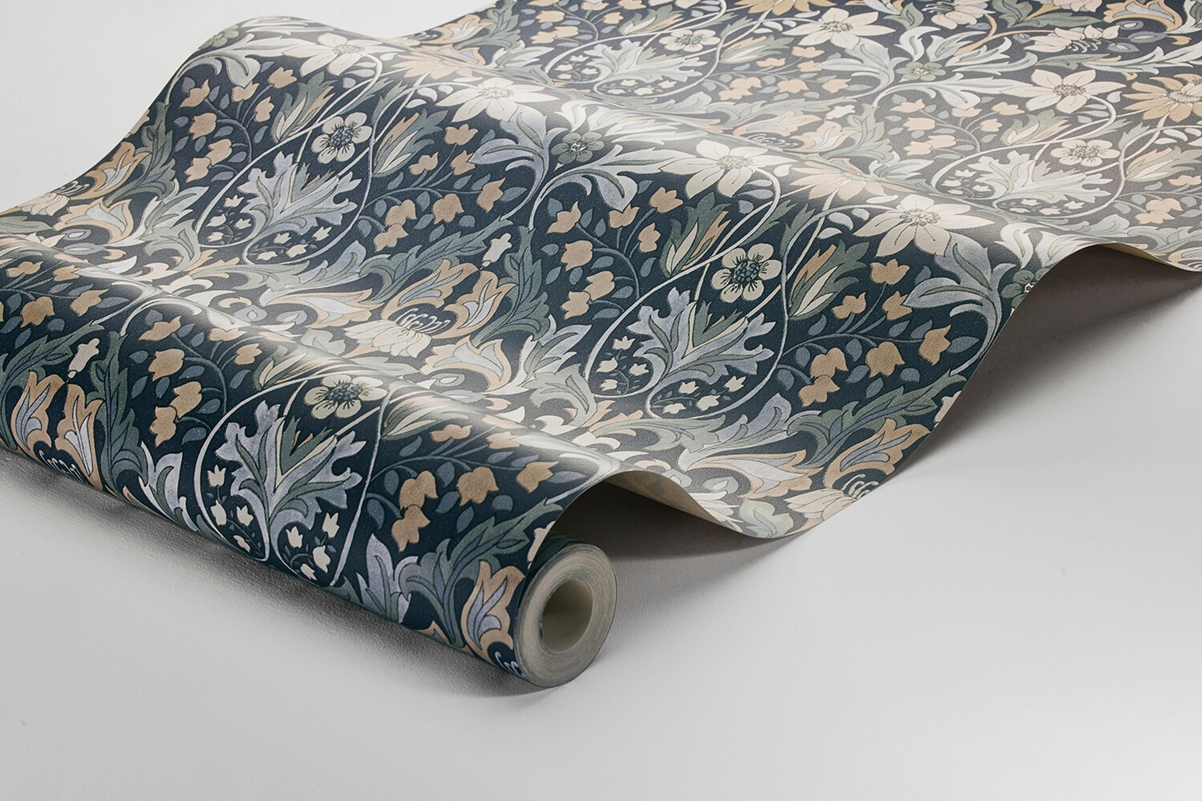 Blomsterfröjd tapet med blommigt mönster i blå. Från kollektionen timeless traditions. Nonwoven-material med rak passning. Country-stil.