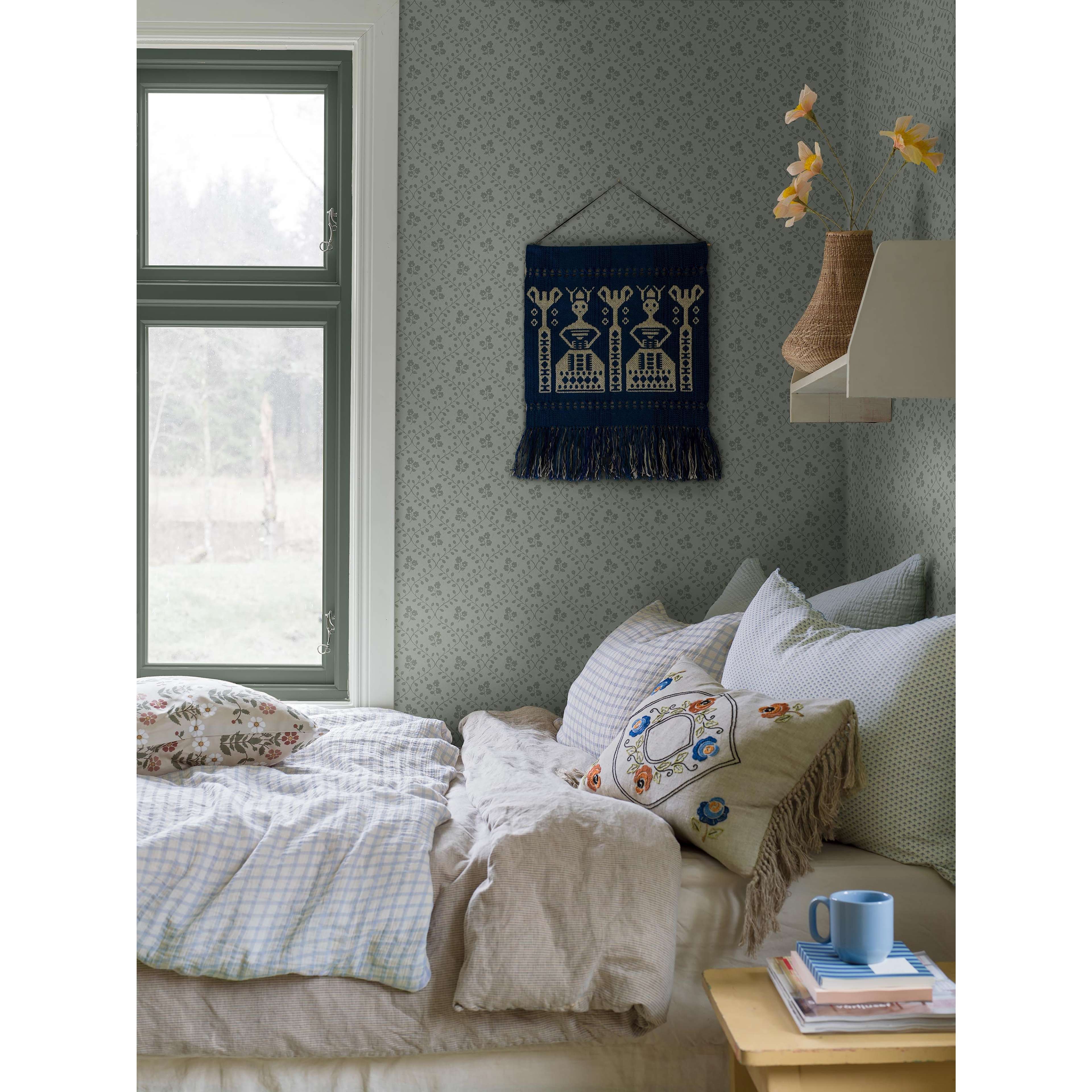 Idun grön, tapet tapet med medaljonger, blommigt, trellis mönster i grön. Från kollektionen Nordic Folk. Nonwoven-material med rak passning. Passar i sovrum.