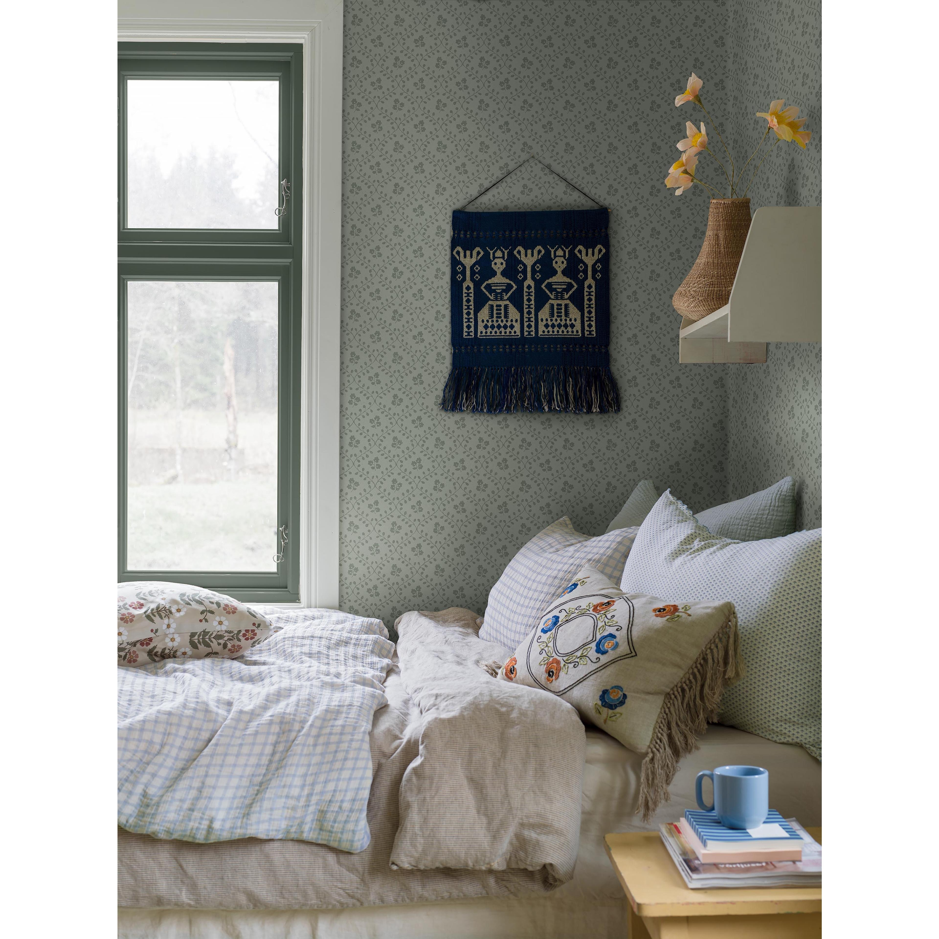 Idun grön, tapet tapet med medaljonger, blommigt, trellis mönster i grön. Från kollektionen Nordic Folk. Nonwoven-material med rak passning. Passar i sovrum.