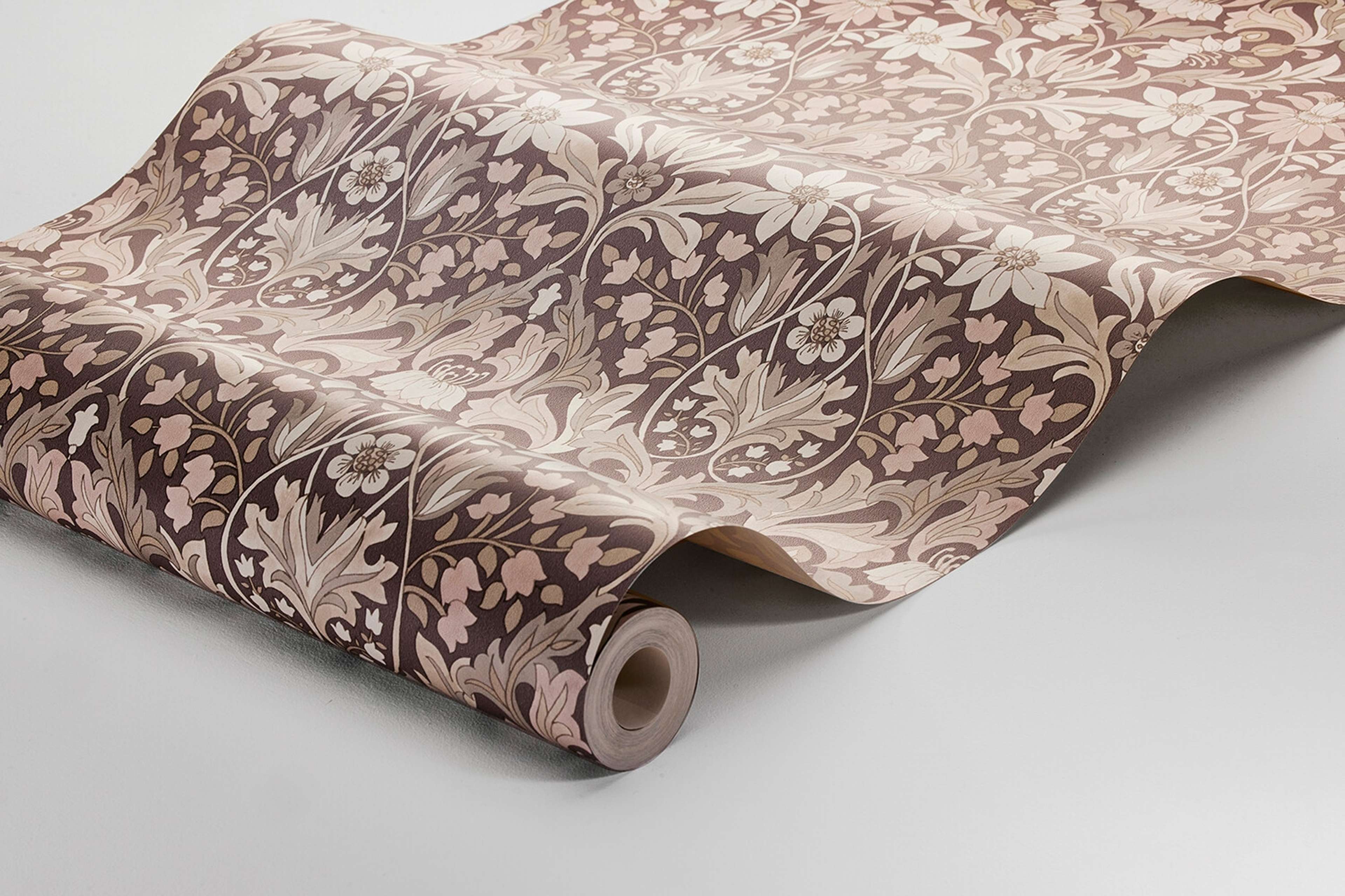 Blomsterfröjd tapet med blommigt mönster i röd. Från kollektionen timeless traditions. Nonwoven-material med rak passning.