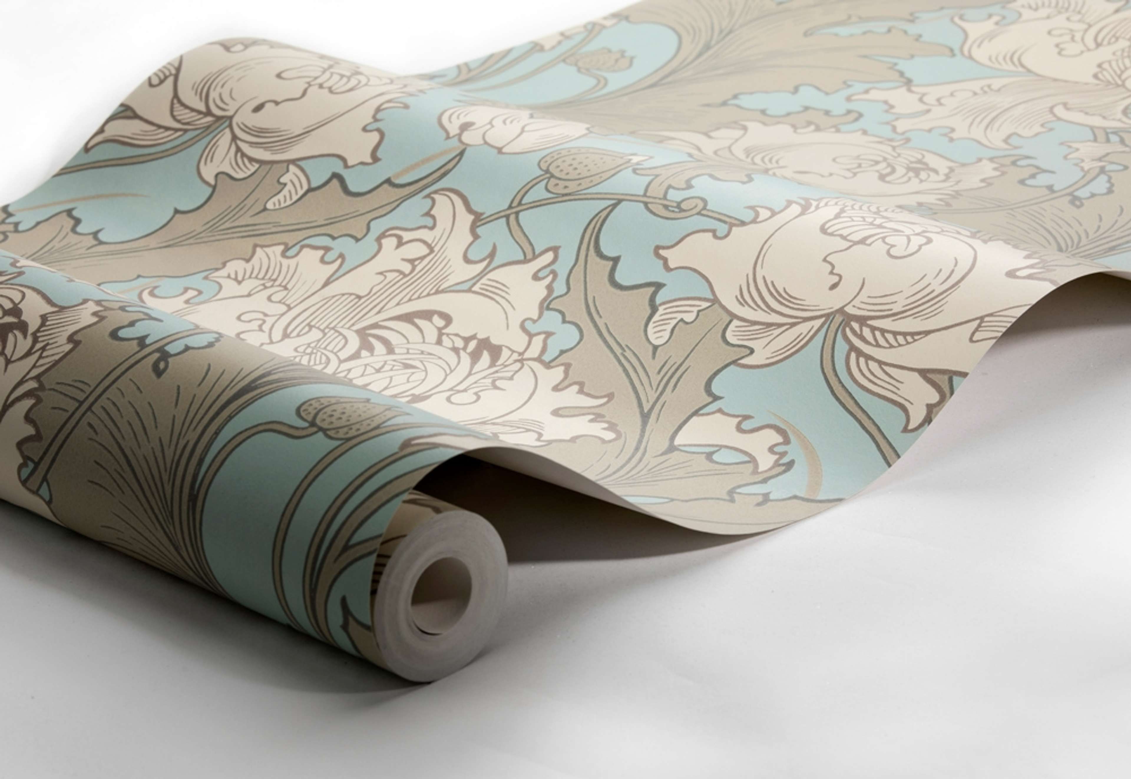 Siri tapet från Boråstapeter med botaniskt mönster i turkos och beige. Från kollektionen anno. Nonwoven-material med förskjuten passning. Vintage, lyx, country-stil. Passar i sovrum och matsal.