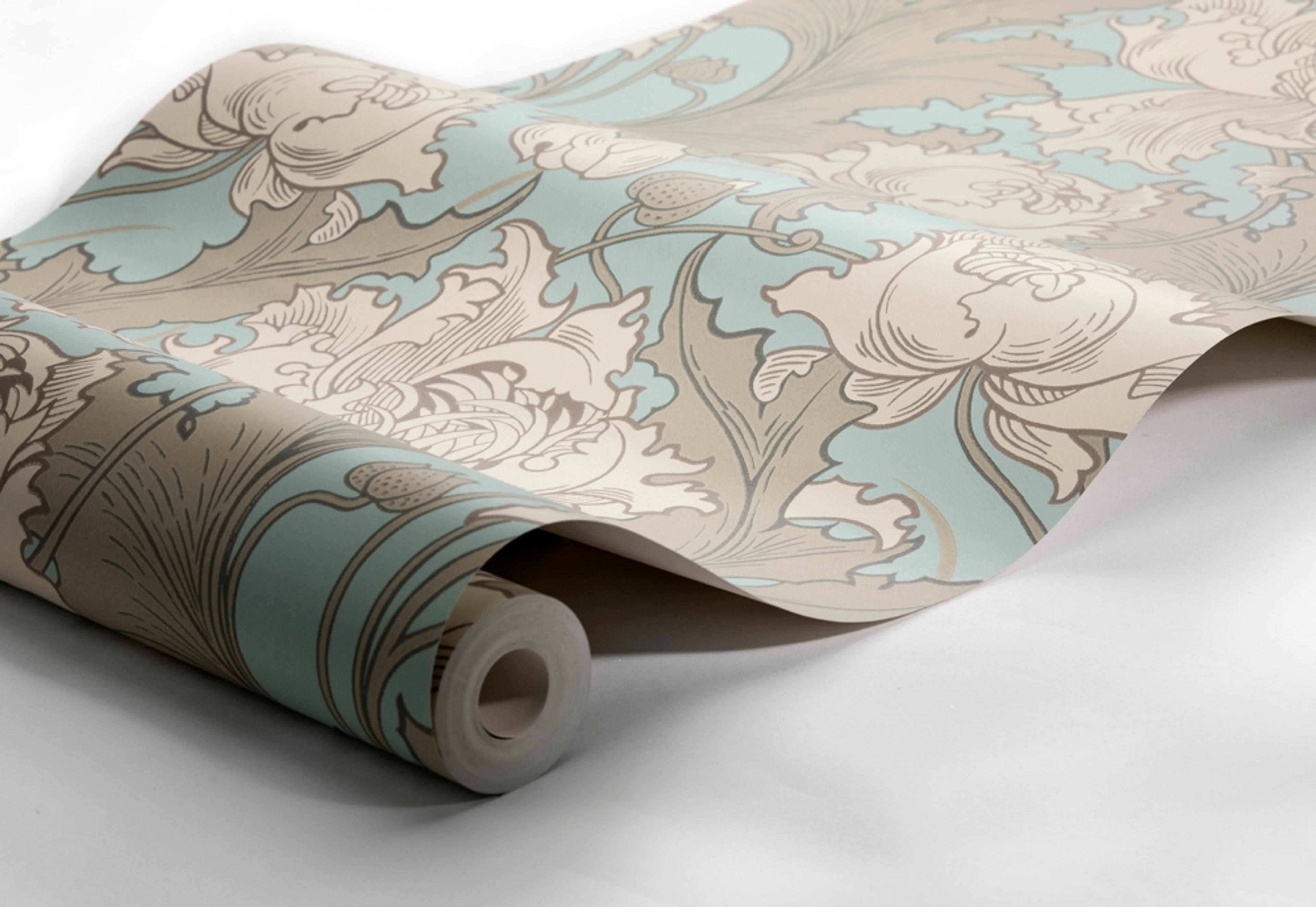 Siri tapet från Boråstapeter med botaniskt mönster i turkos och beige. Från kollektionen anno. Nonwoven-material med förskjuten passning. Vintage, lyx, country-stil. Passar i sovrum och matsal.