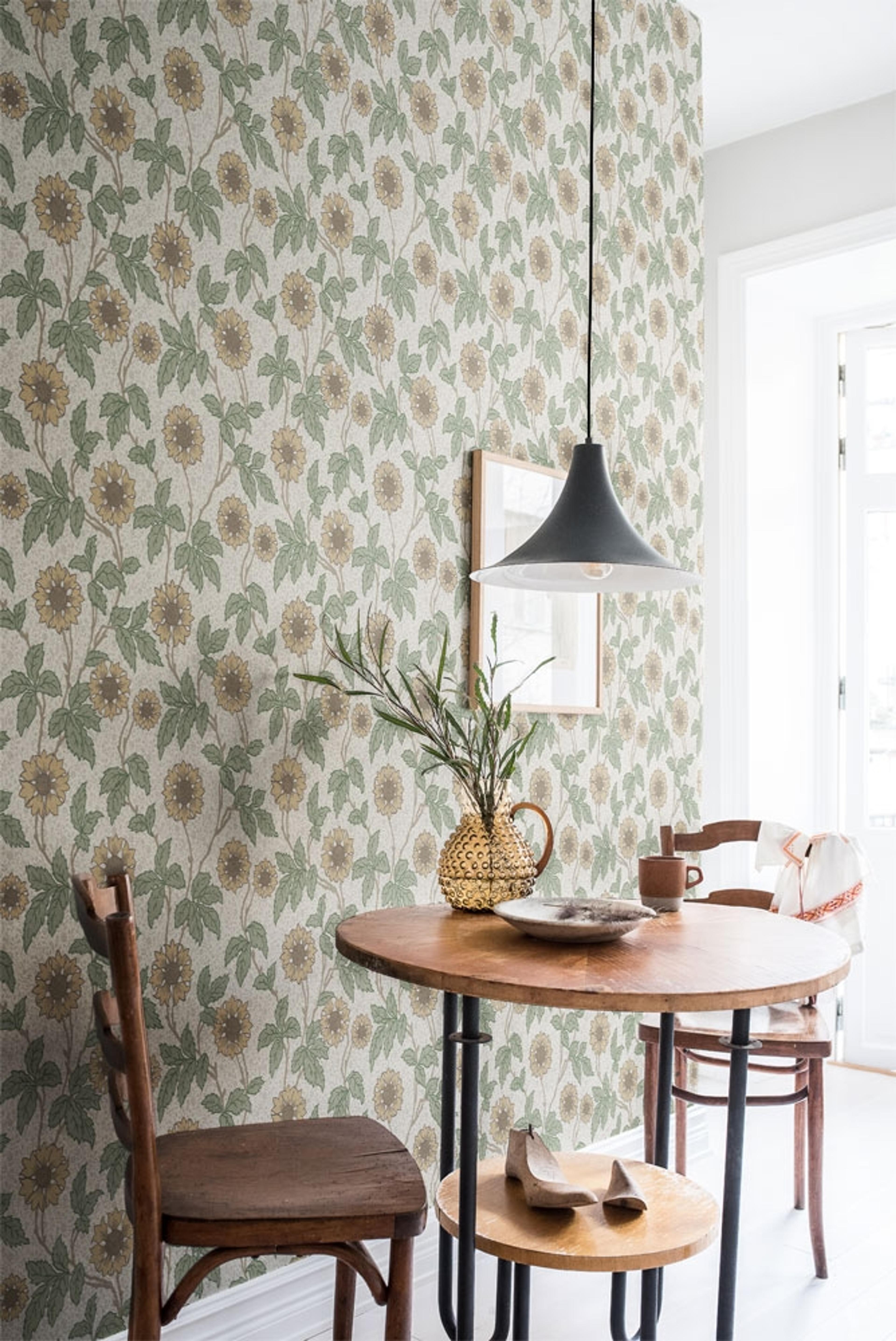 Solvej storblommig, beige tapet från Midbec med blommigt mönster i beige. Från kollektionen Lyckebo. Nonwoven-material med rak passning.